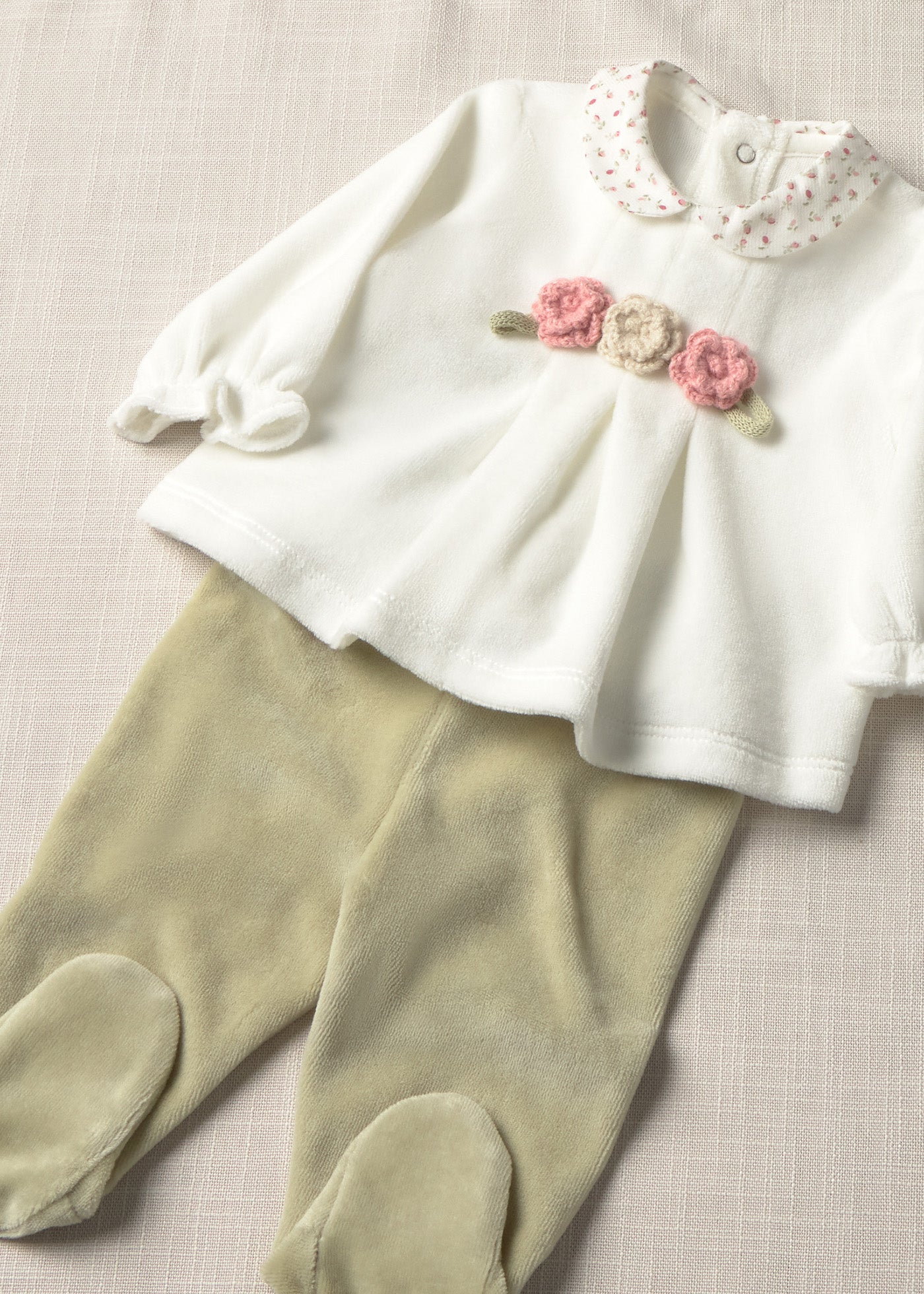 🌸 Mayoral 2-delige velours babyset met bloemen – Zacht & stijlvol vanaf de eerste dag