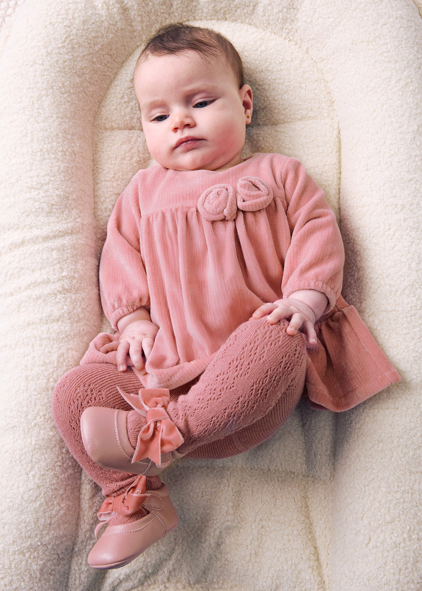 🌸 Mayoral fluwelen babyjurkje met subtiele glitter – Zachtroze