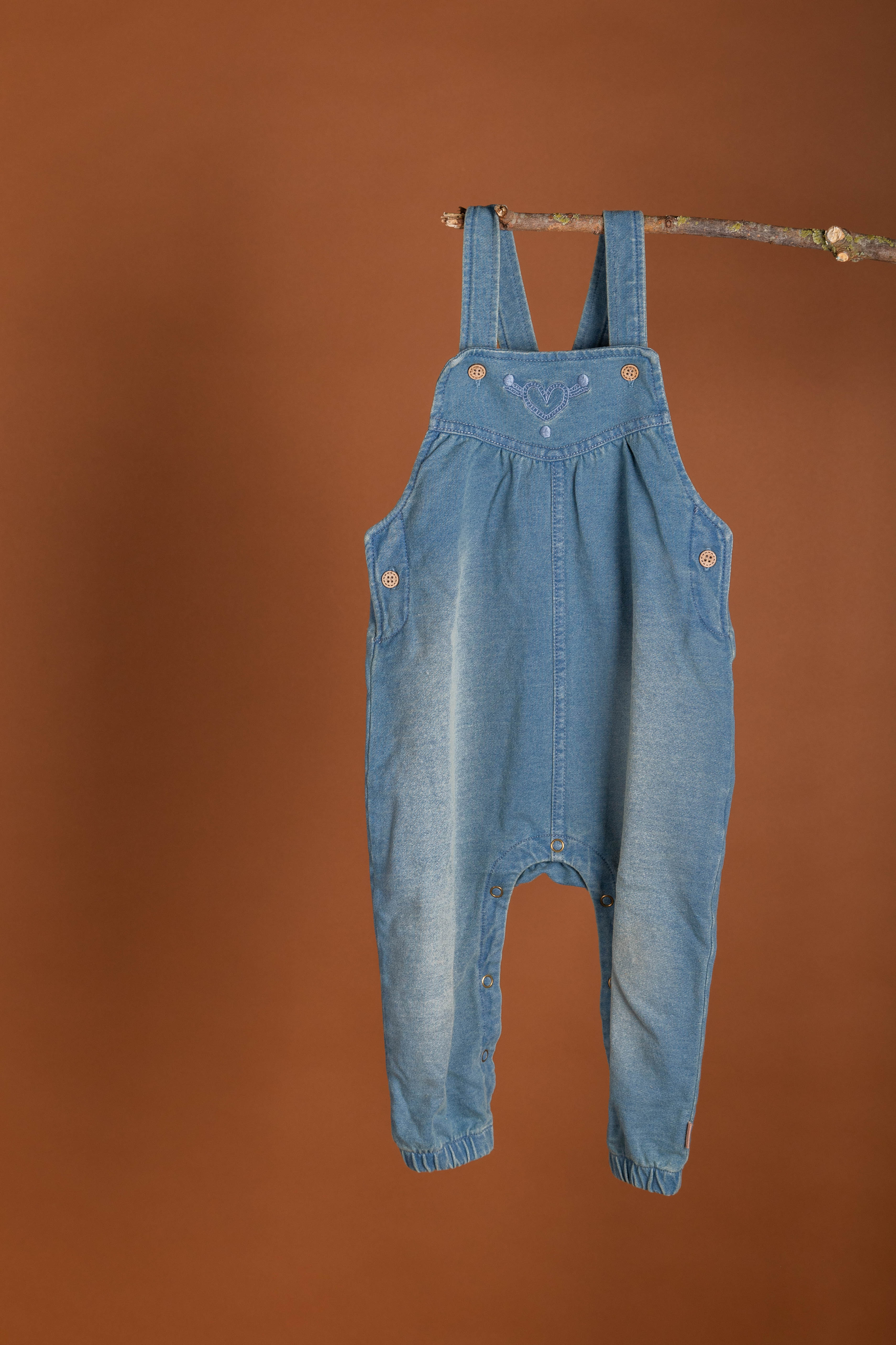 Stoere snow wash jeanssalopette voor meisjes van BESS