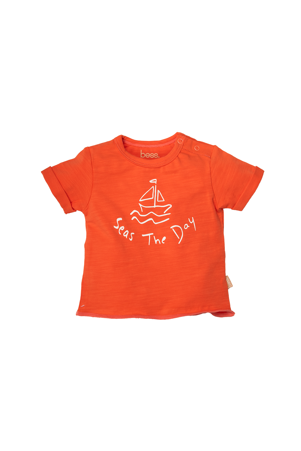 🍊 T-shirt Seas The Day – Zonnig oranje met zeilbootprint ⛵