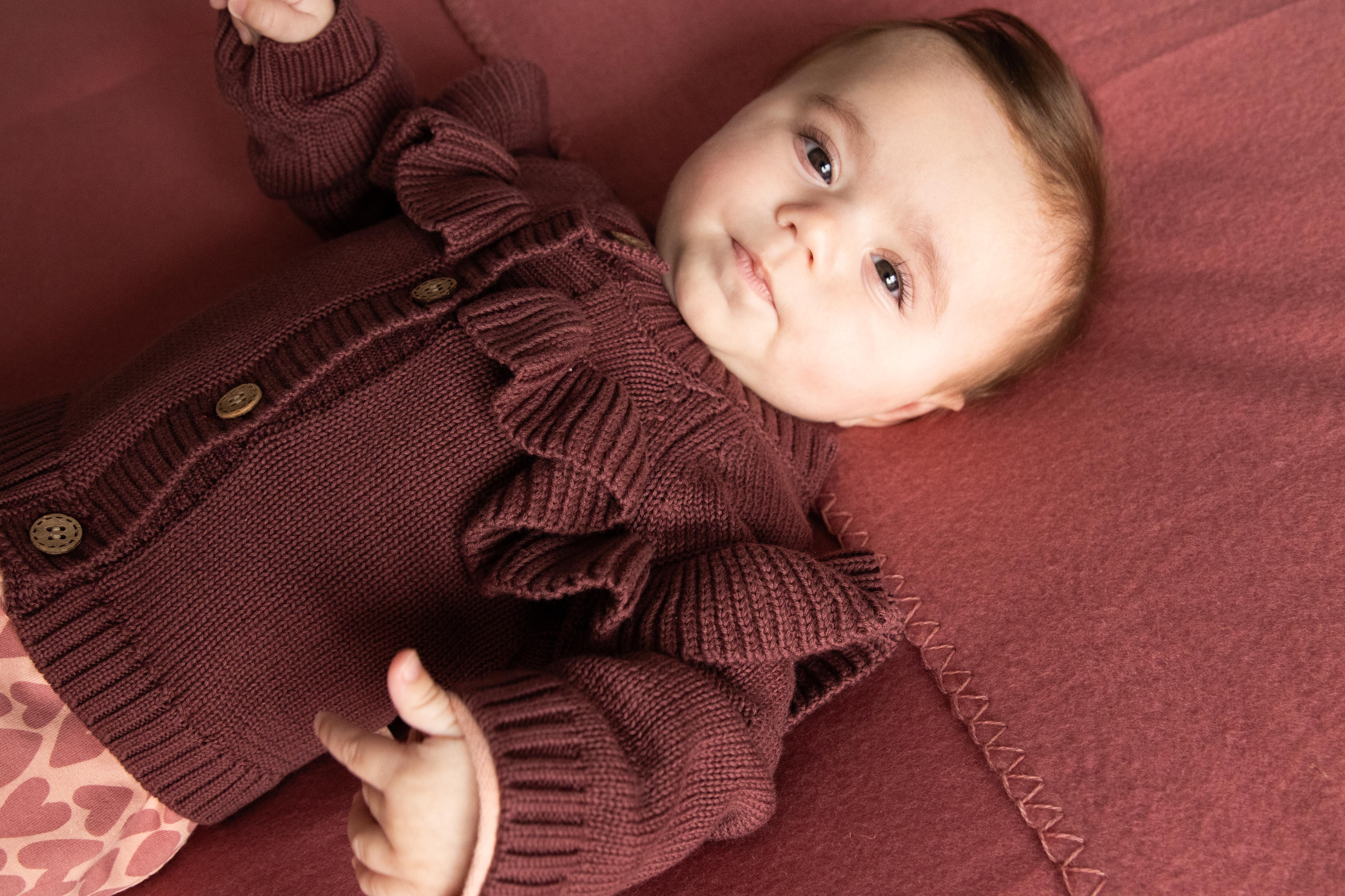 Bess Gebreid Vestje met Ruffles – Warm Burgundy
