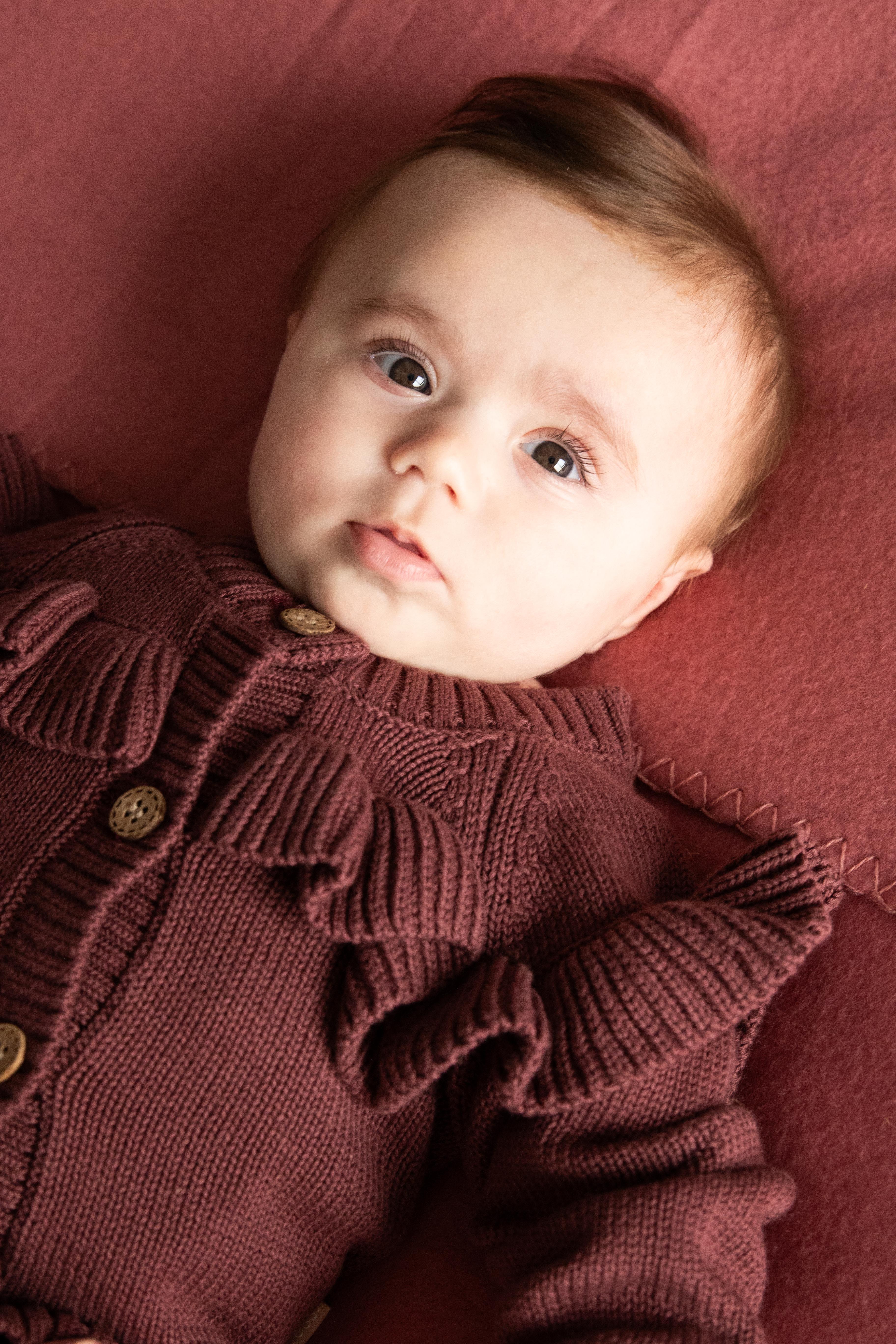 Bess Gebreid Vestje met Ruffles – Warm Burgundy
