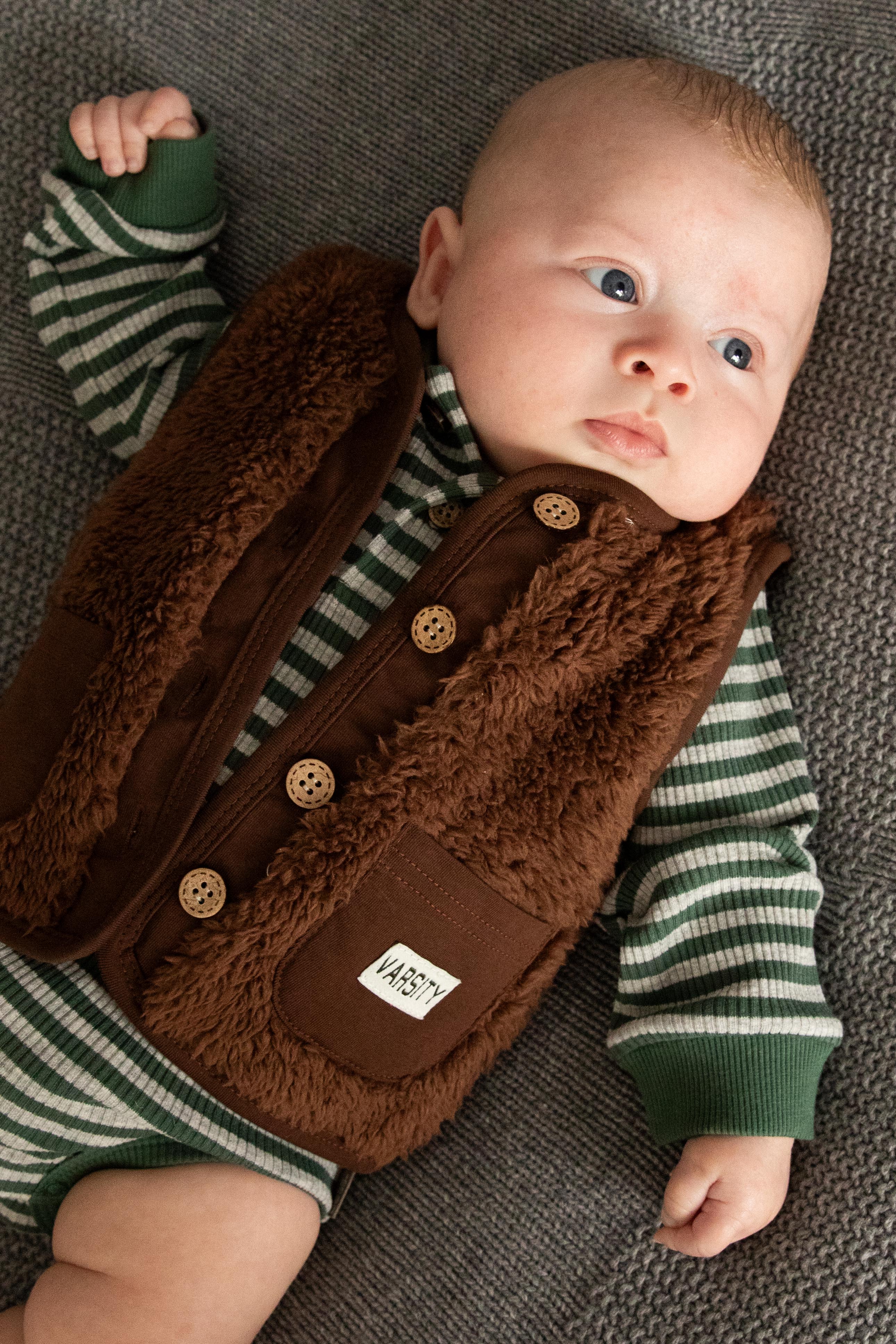 🤎 Teddy Gilet Chocoladebruin – Met Knopen & Varsity Patch 🤎