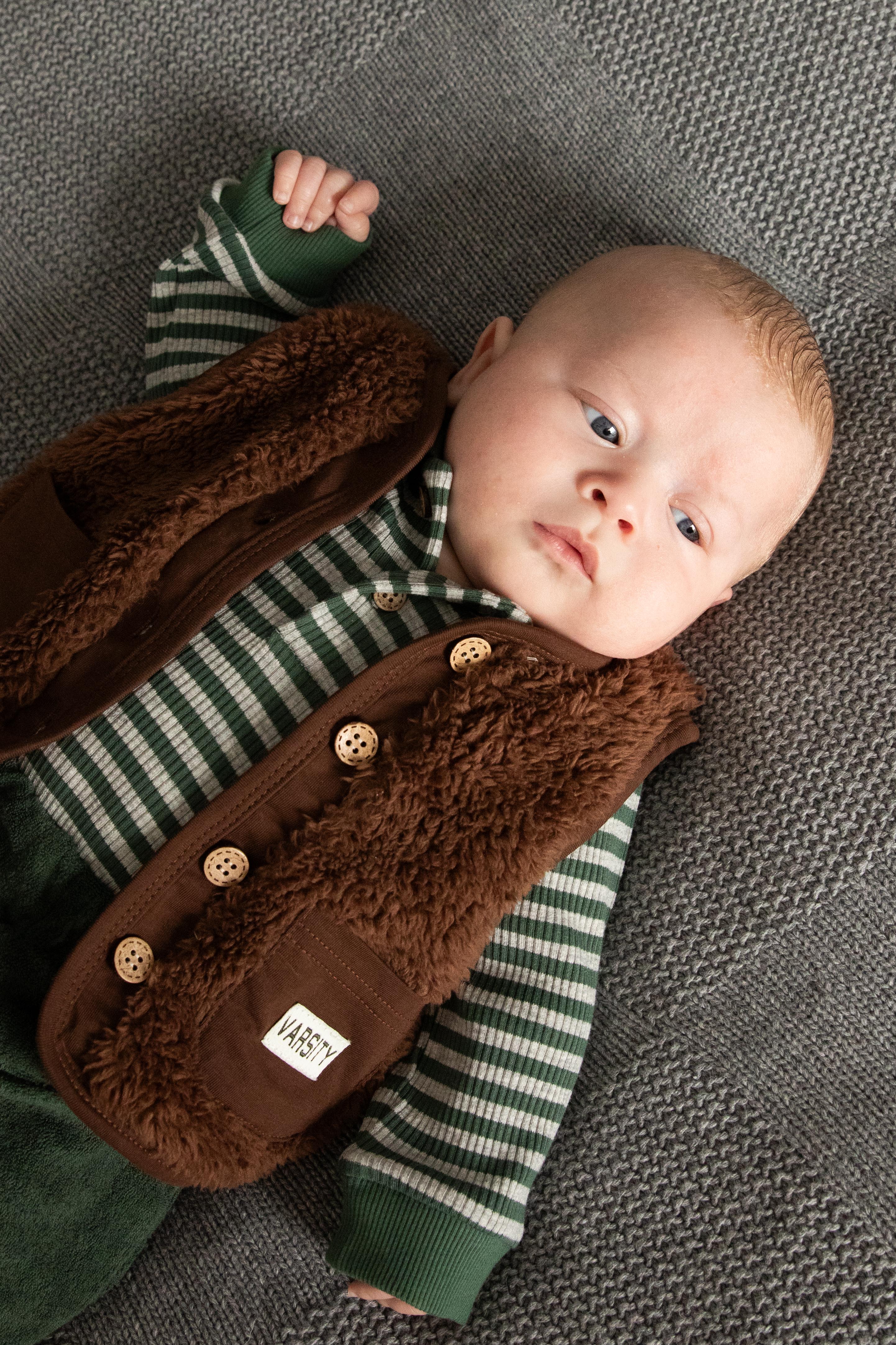 🤎 Teddy Gilet Chocoladebruin – Met Knopen & Varsity Patch 🤎