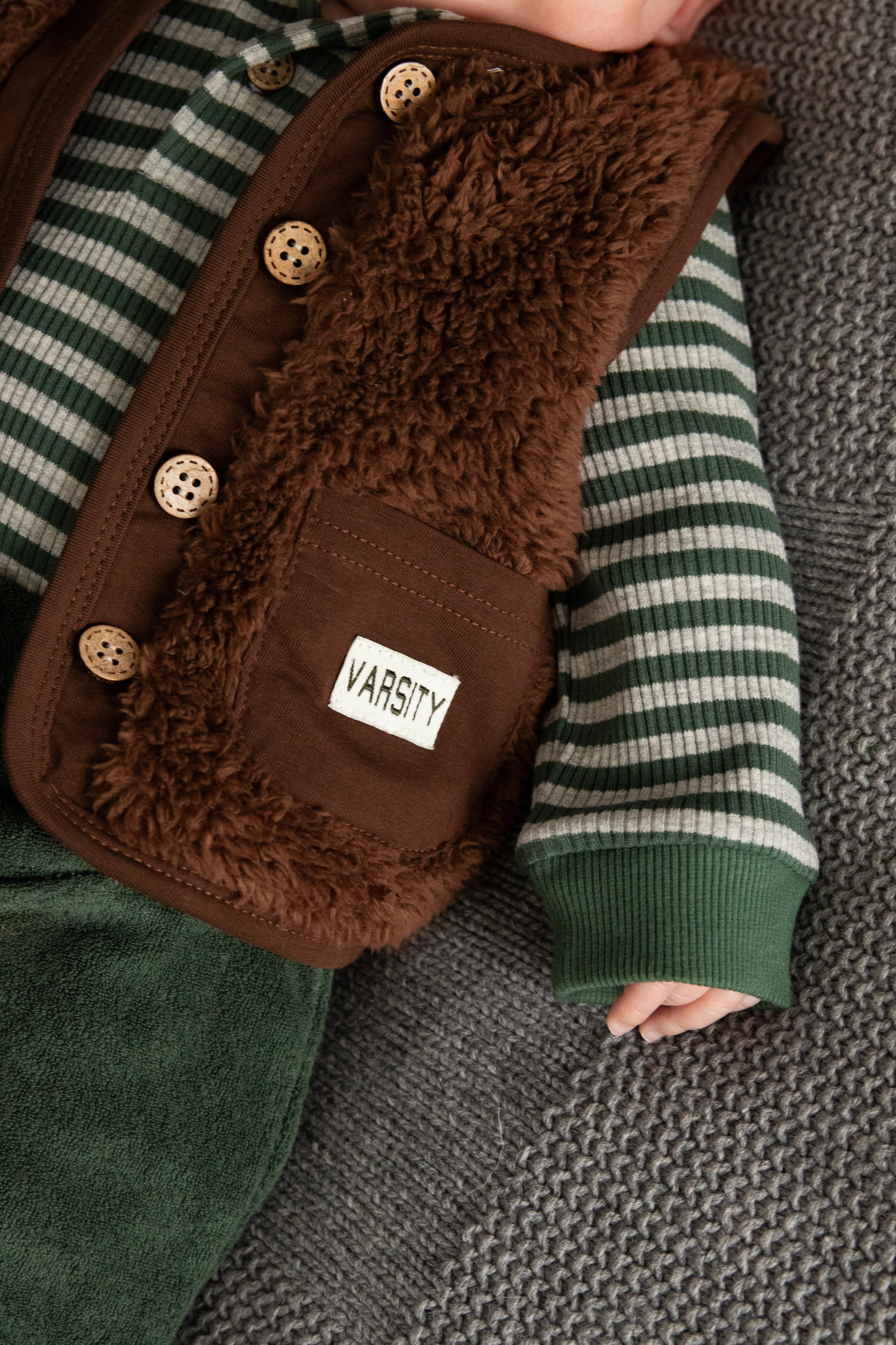 🤎 Teddy Gilet Chocoladebruin – Met Knopen & Varsity Patch 🤎