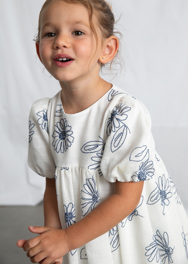 🌼 Daisy Whisper Jurkje – Tijdloze Zachtheid met Bloemenprint