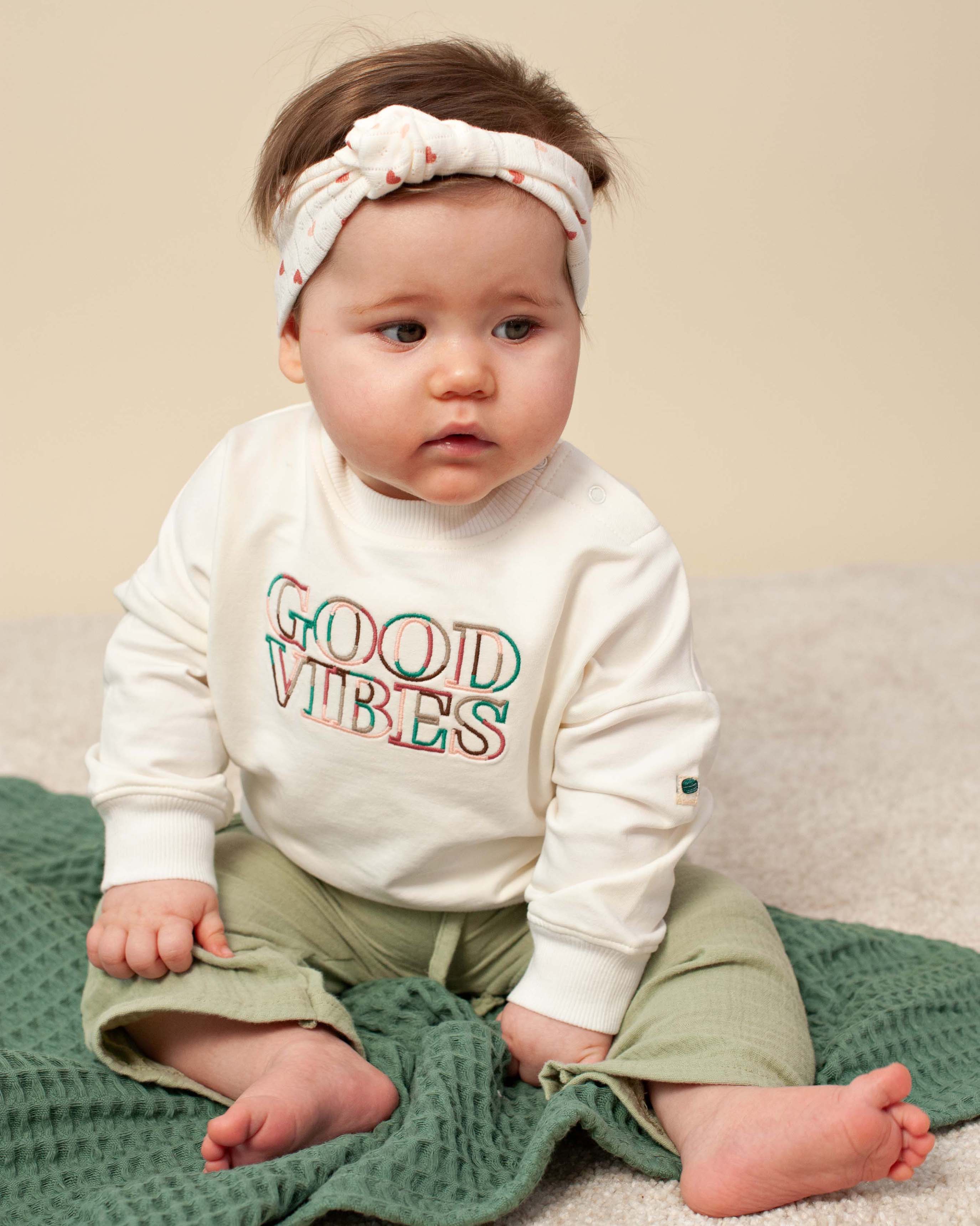 🌈✨ Good Vibes Sweater – Zachte Baby Sweater met Borduursel
