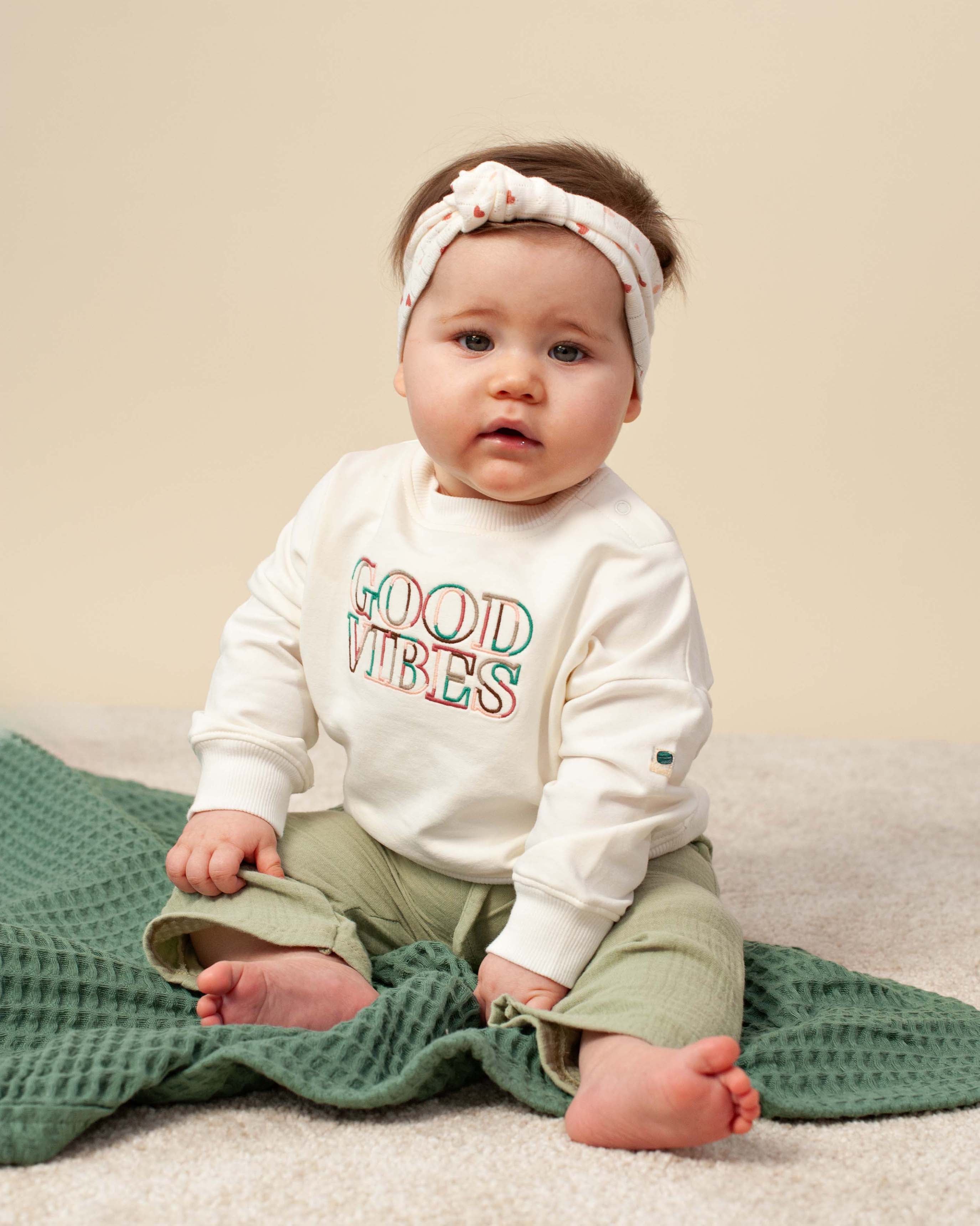 🌈✨ Good Vibes Sweater – Zachte Baby Sweater met Borduursel