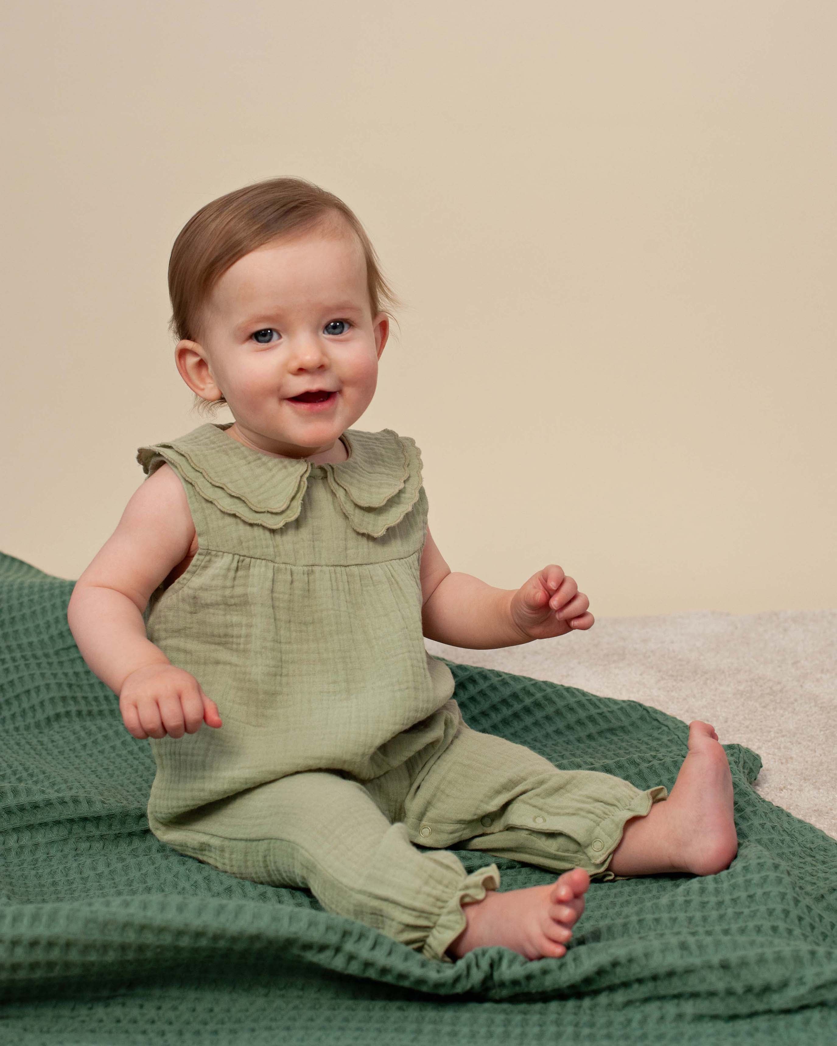 🌿👶 Soft Sage Ruffle Jumpsuit – Mousseline Baby Jumpsuit met Kraag