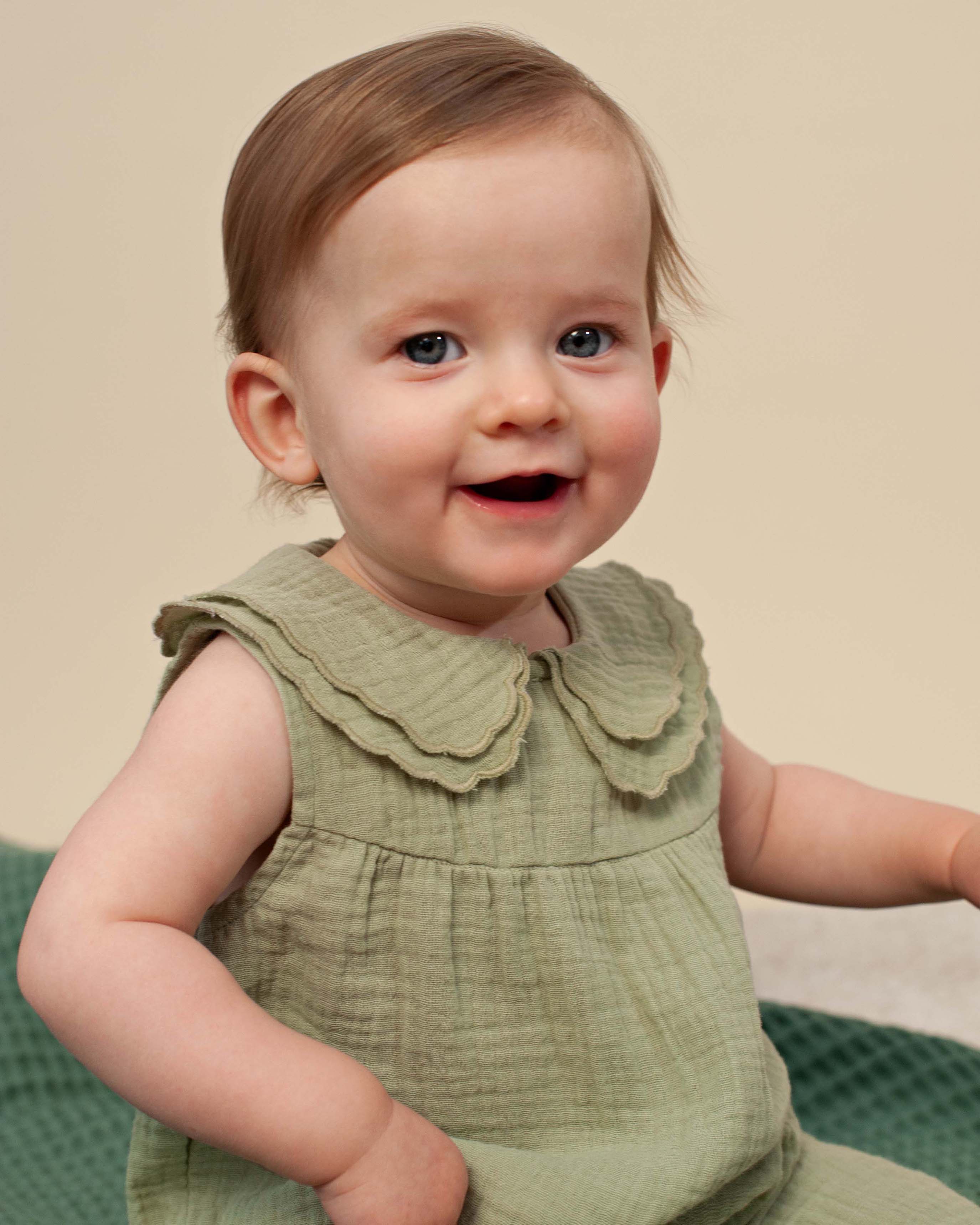 🌿👶 Soft Sage Ruffle Jumpsuit – Mousseline Baby Jumpsuit met Kraag