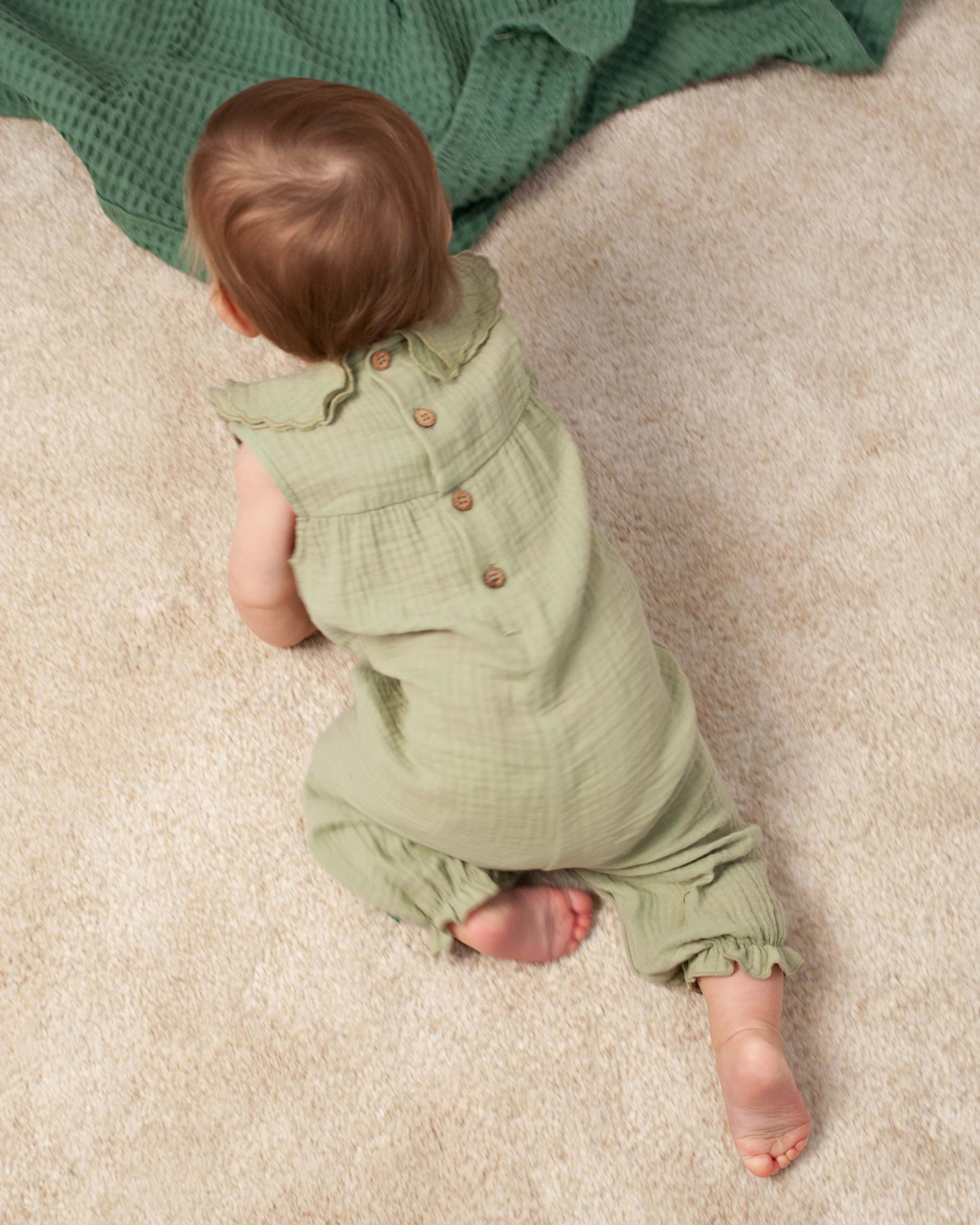 🌿👶 Soft Sage Ruffle Jumpsuit – Mousseline Baby Jumpsuit met Kraag