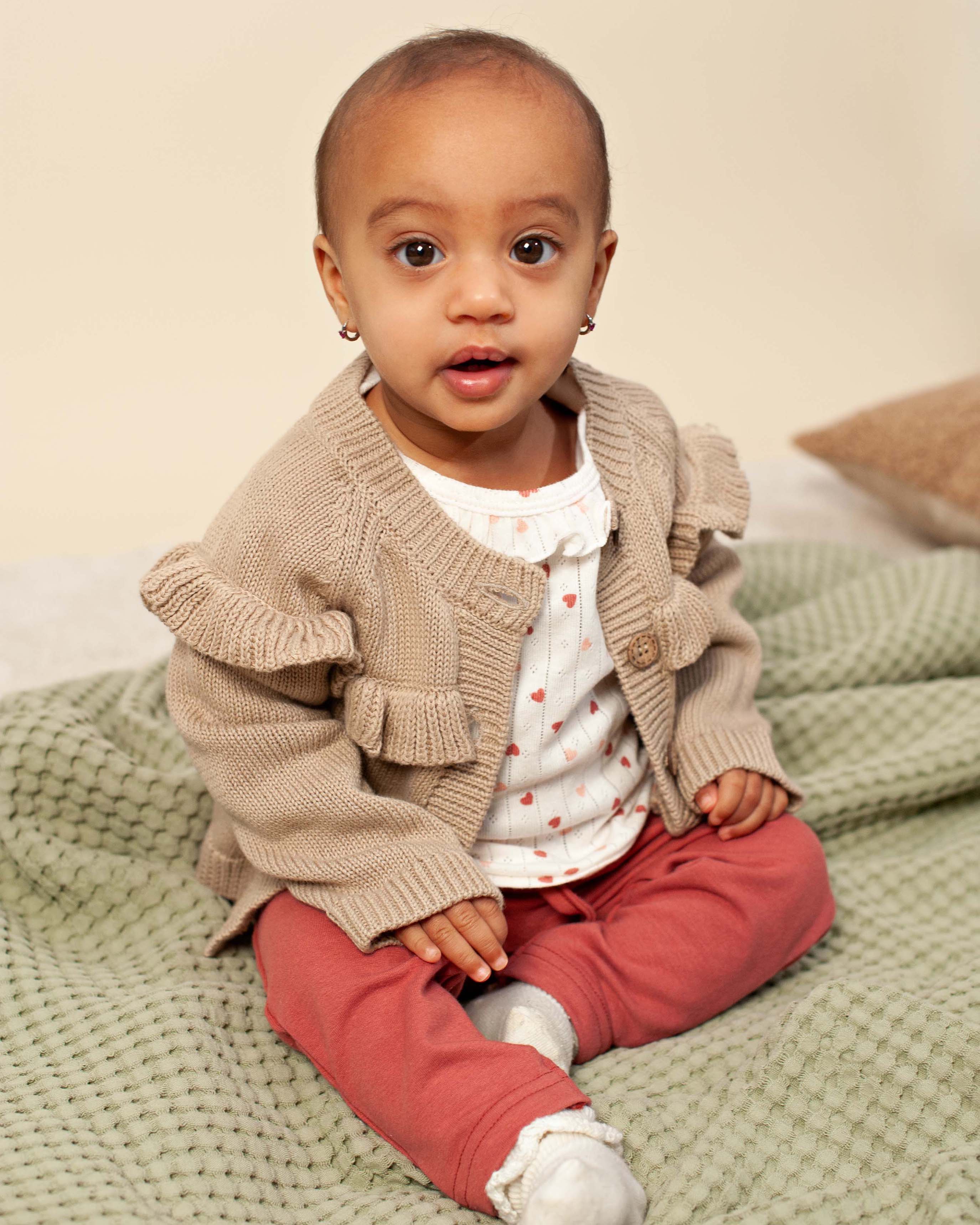 🍂👶 Rusty Rose Ruffle Babybroek – Zachte Broek met Ruches & Koordje