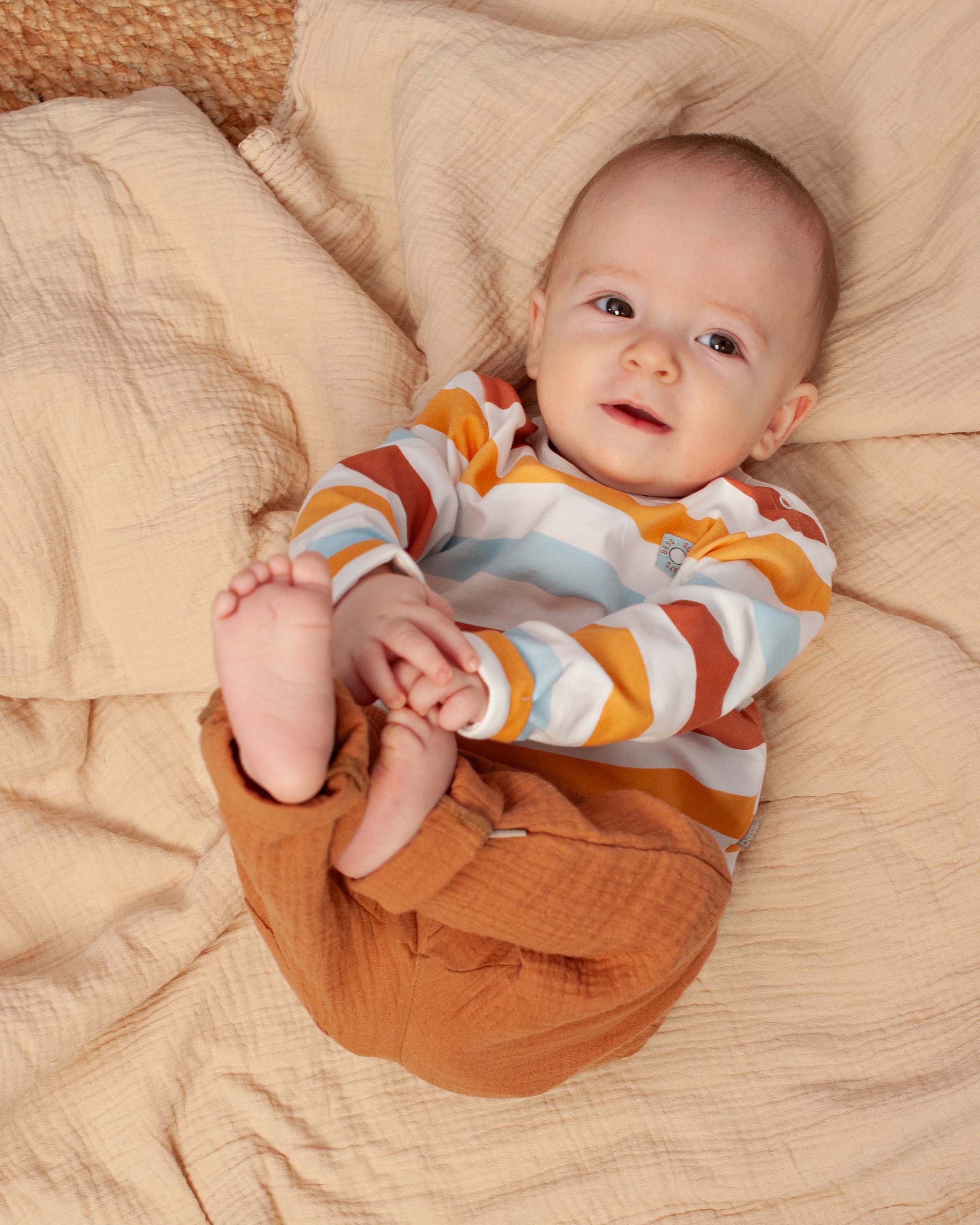 🌈 Zachte Gestreepte Baby Sweater – BESS