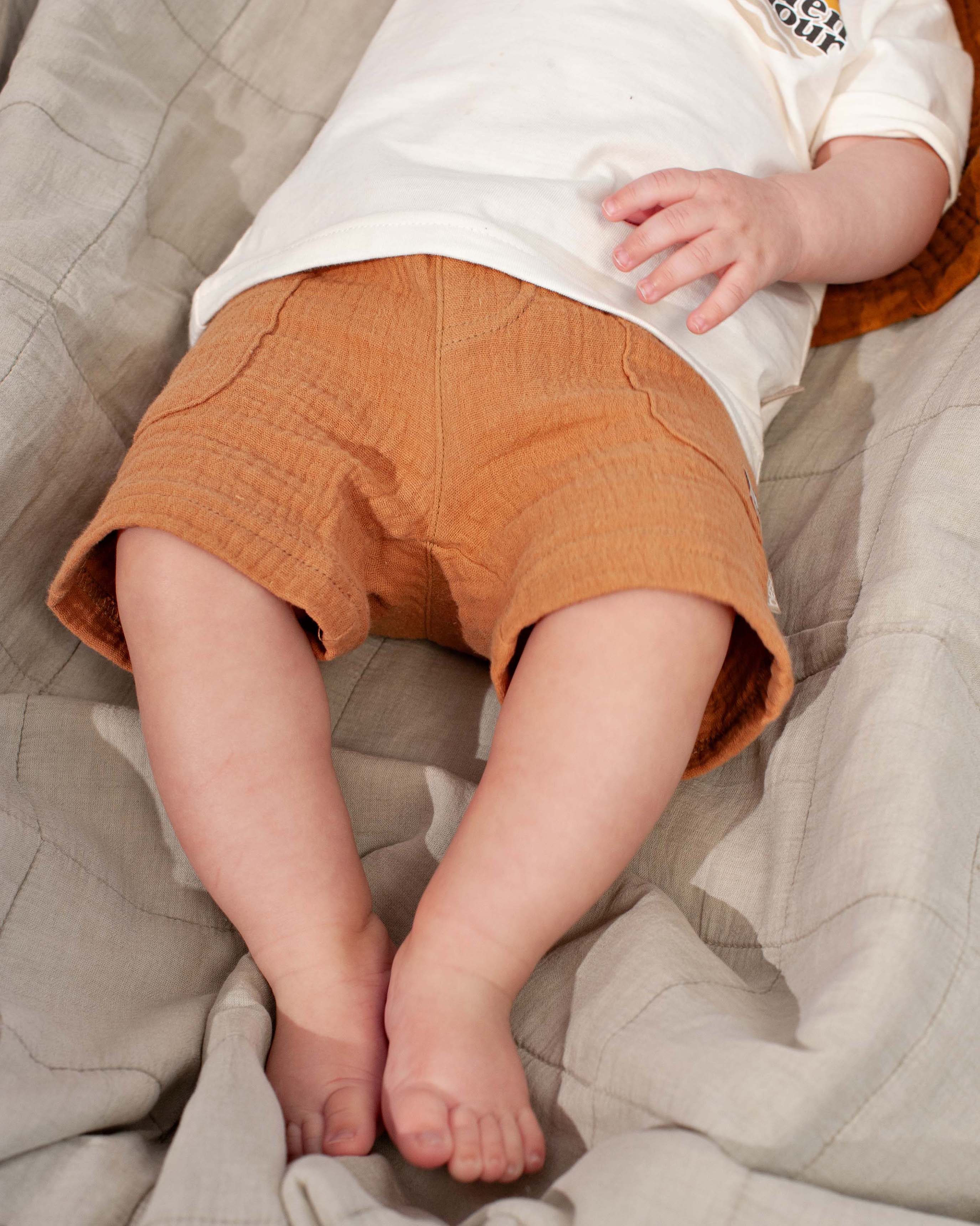 🤎 Zachte Mousseline Baby Short – Caramel | BESS