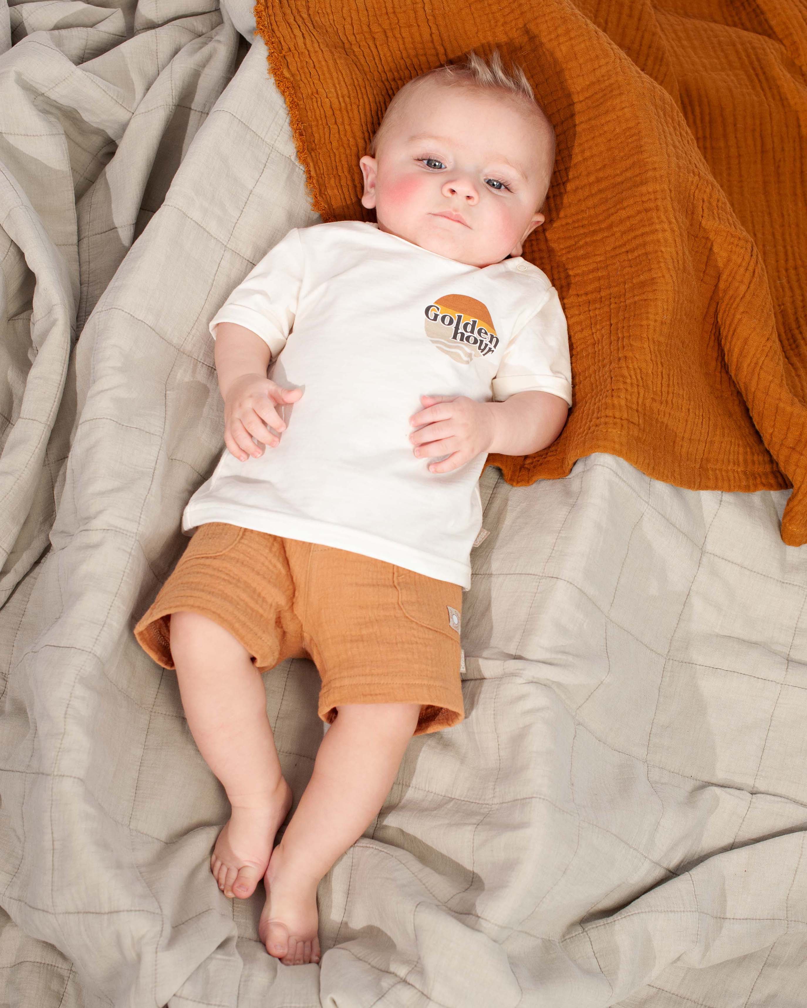 🤎 Zachte Mousseline Baby Short – Caramel | BESS