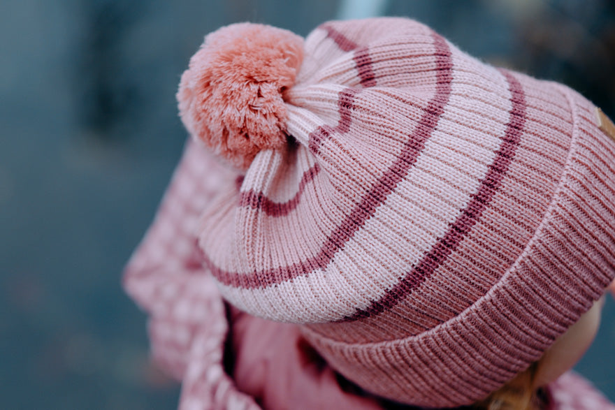 Mooi Hust&Claire muts in roze met brede strepen en smalle strepen in verschillende tinten roze.&nbsp;