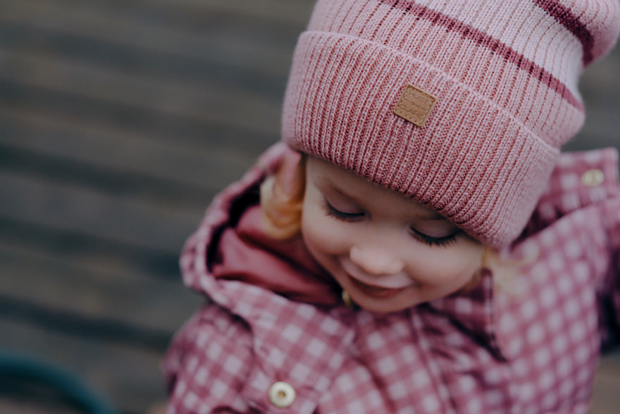 Mooi Hust&Claire muts in roze met brede strepen en smalle strepen in verschillende tinten roze.&nbsp;