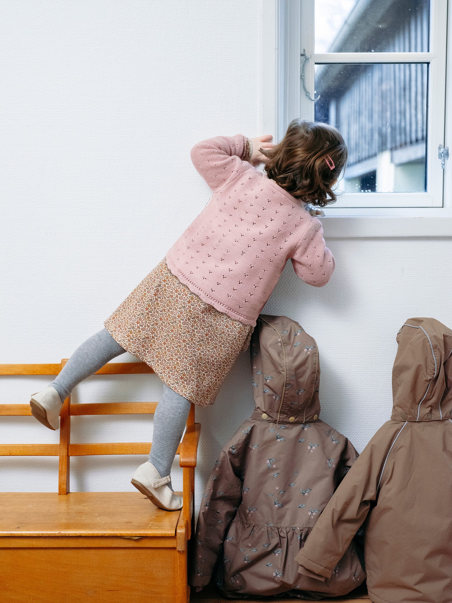 Gebreid vest van Hust&Claire met een kantpatroon