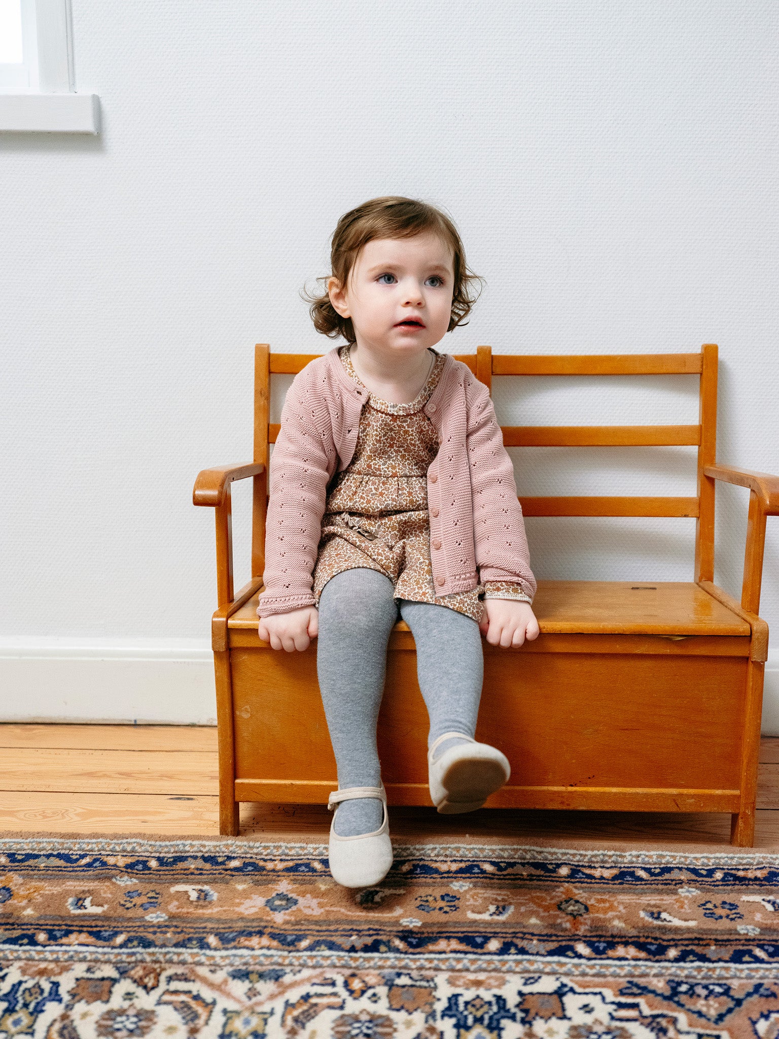 Gebreid vest van Hust&Claire met een kantpatroon