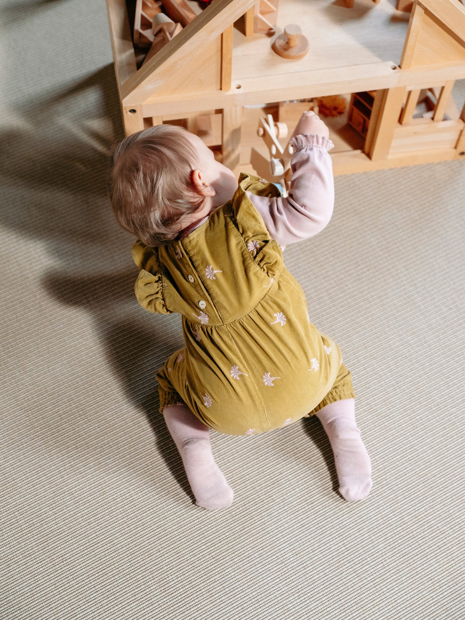 Hust & Claire – Olijfgroene Corduroy Babypak met Geborduurde Bloemen