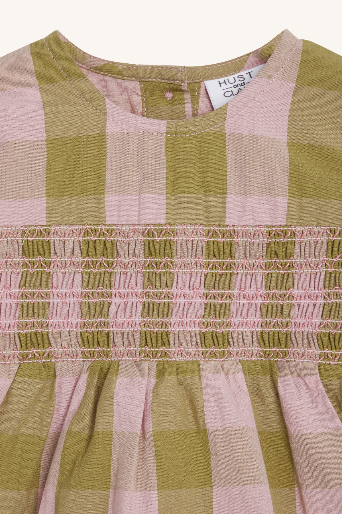 Mooie jurk met smockborduurwerk