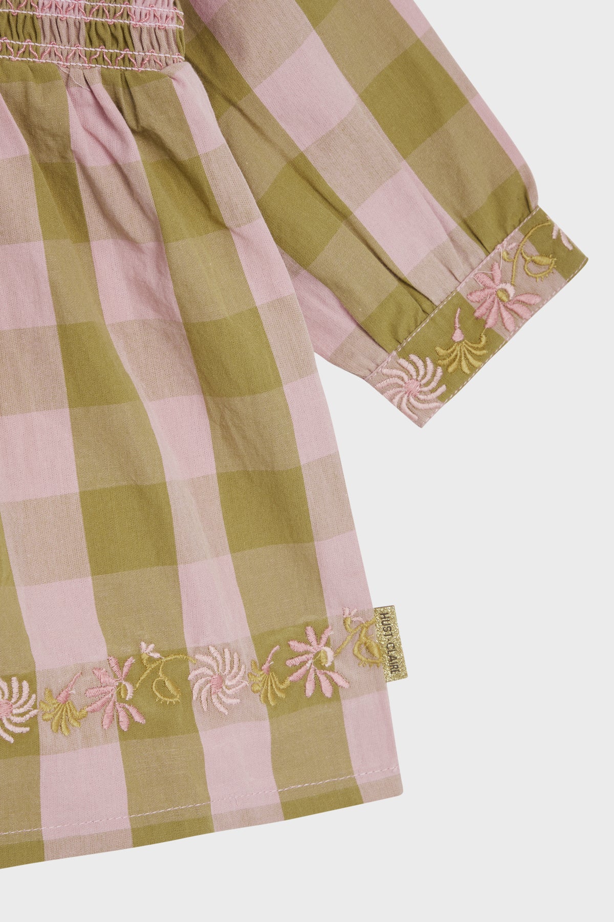 Mooie jurk met smockborduurwerk