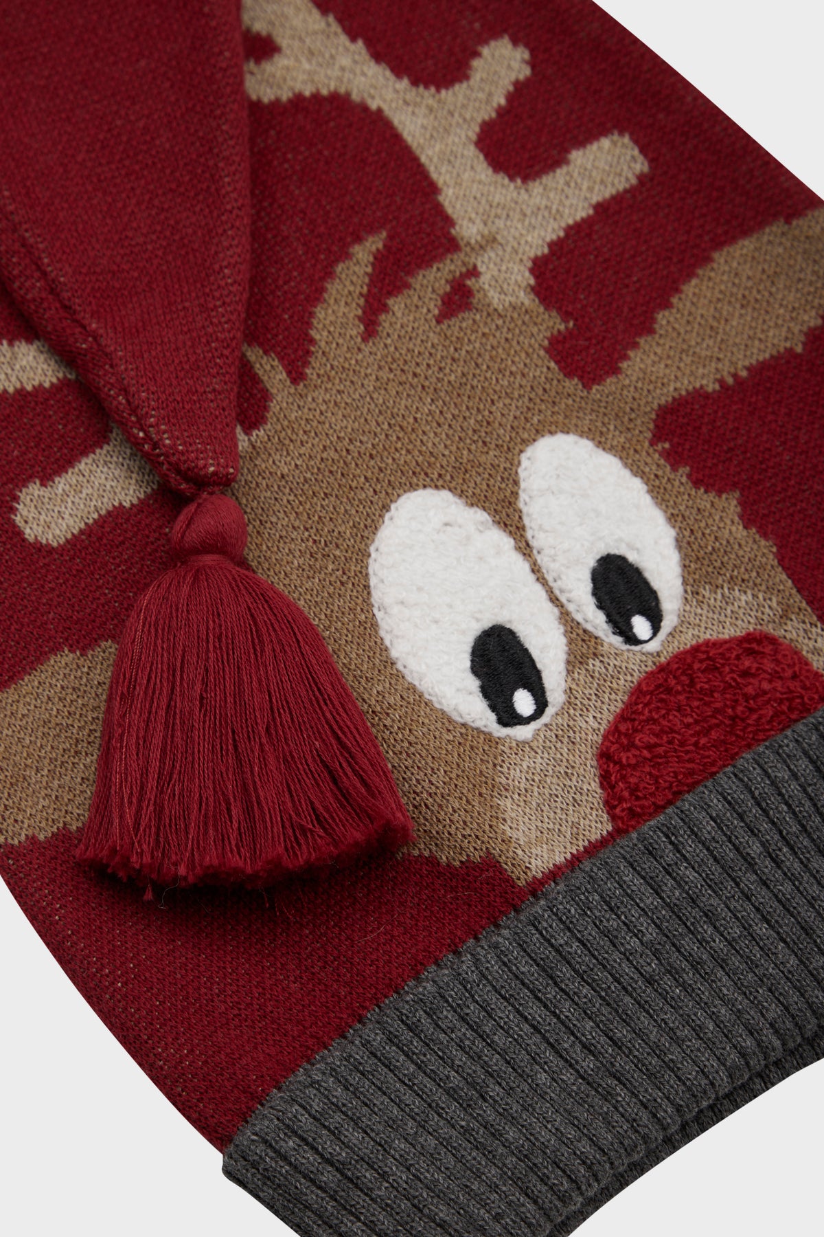 Gebreide kerstmuts van zacht katoen met een rendiermotief