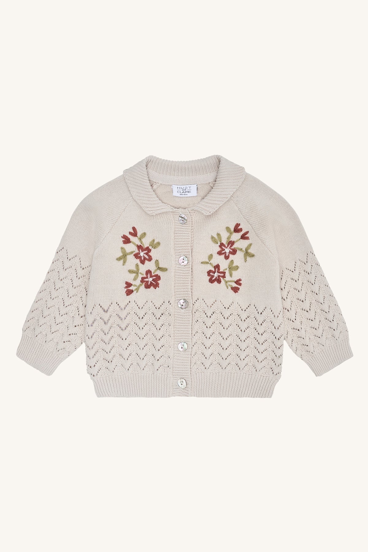 🌸 Lentecharme in brei – Ecru bloemenvestje voor kleine dromers 🌸