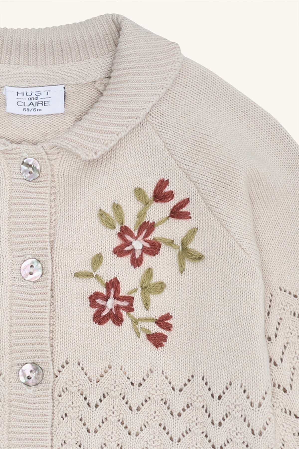 🌸 Lentecharme in brei – Ecru bloemenvestje voor kleine dromers 🌸