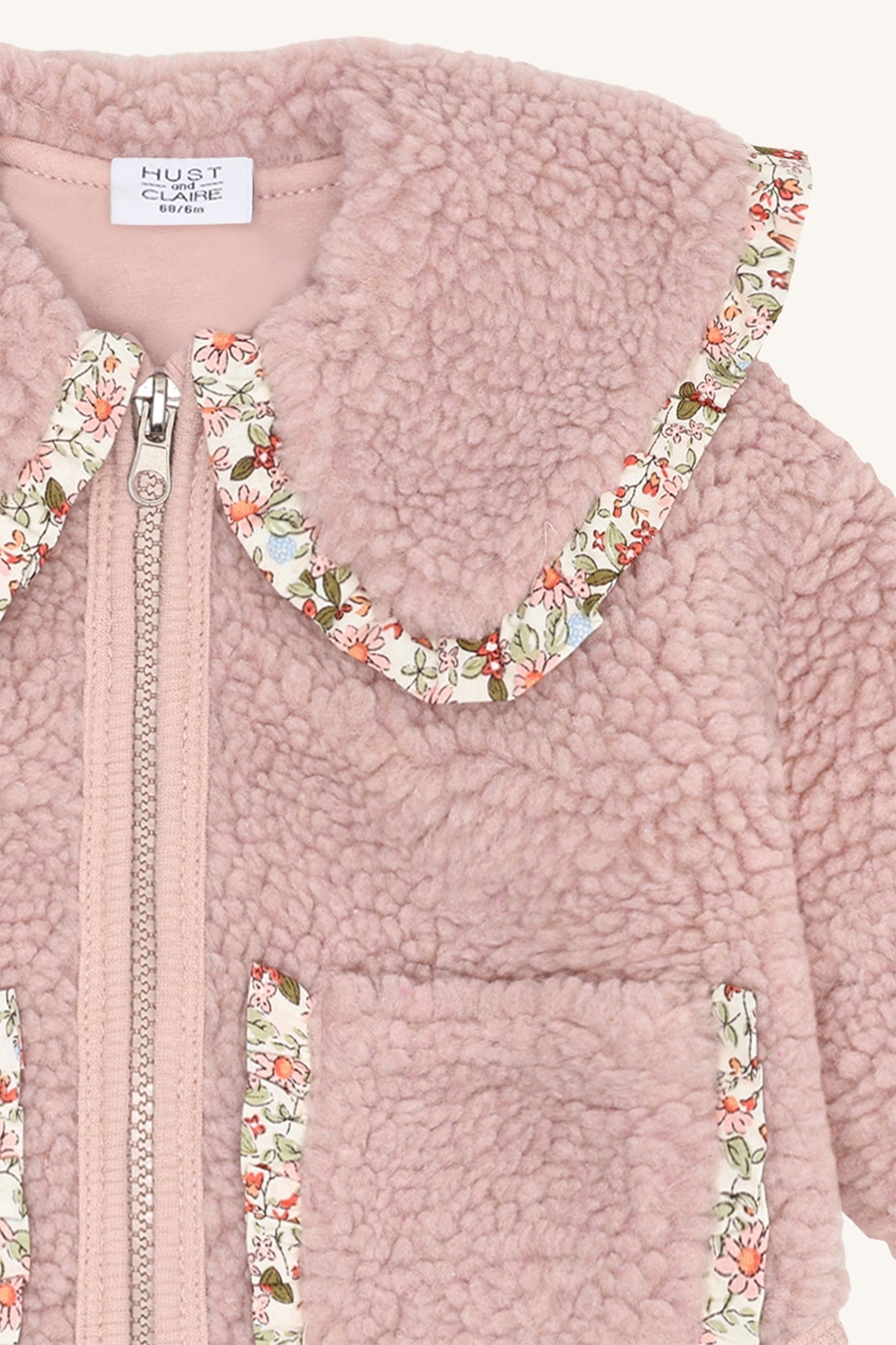 🌸 Zacht & Schattig – Roze Teddy Jasje met Bloemenkraag van Hust & Claire