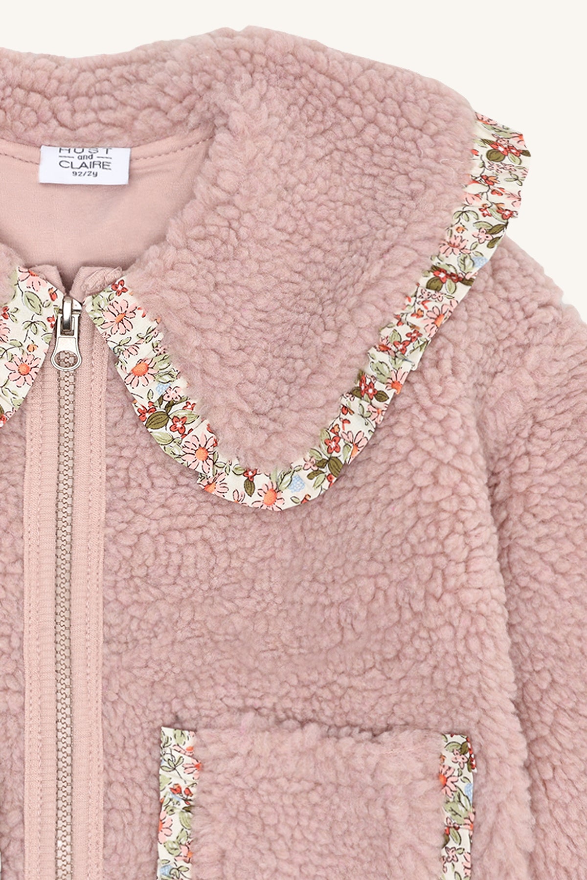 🌸 Zacht & Schattig – Roze Teddy Jasje met Bloemenkraag van Hust & Claire