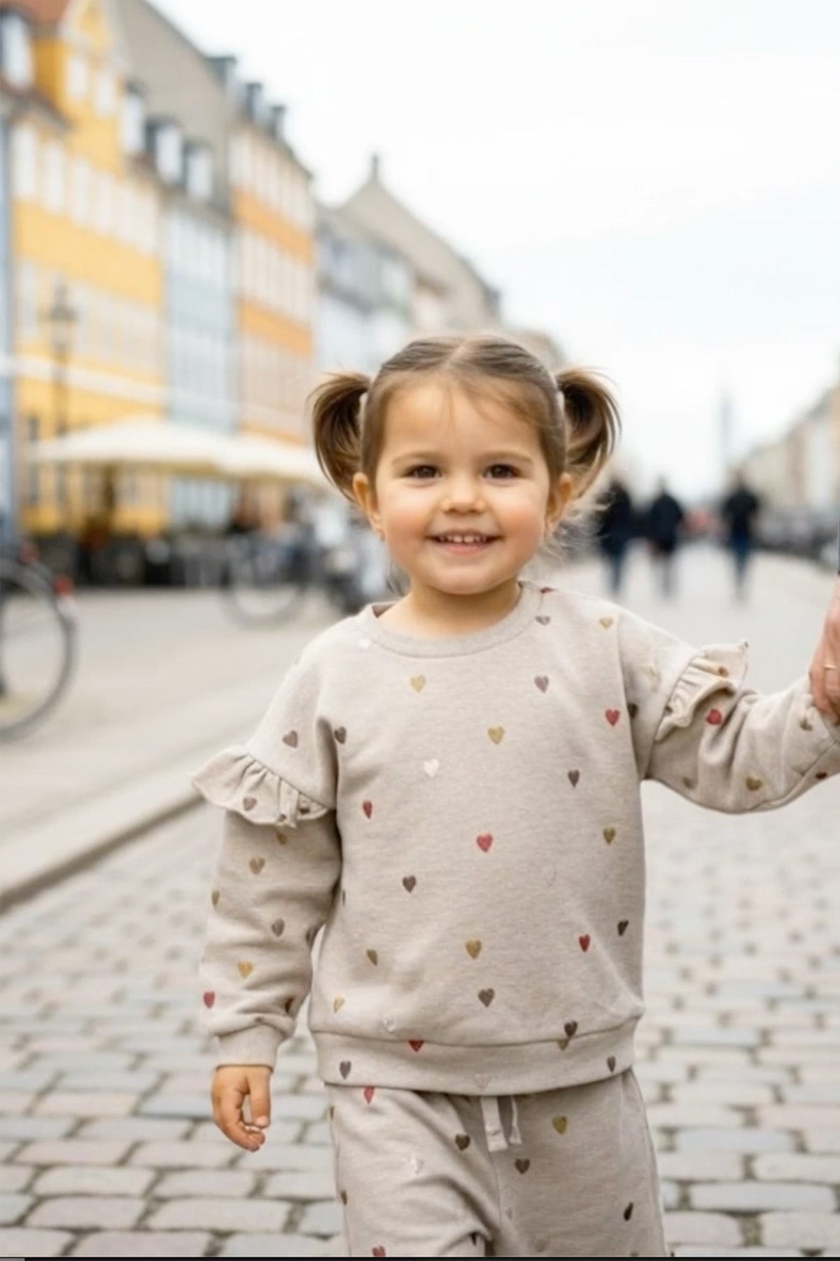 💗 Hust & Claire Heartbeat – Sweater met geborduurde hartjes & ruches