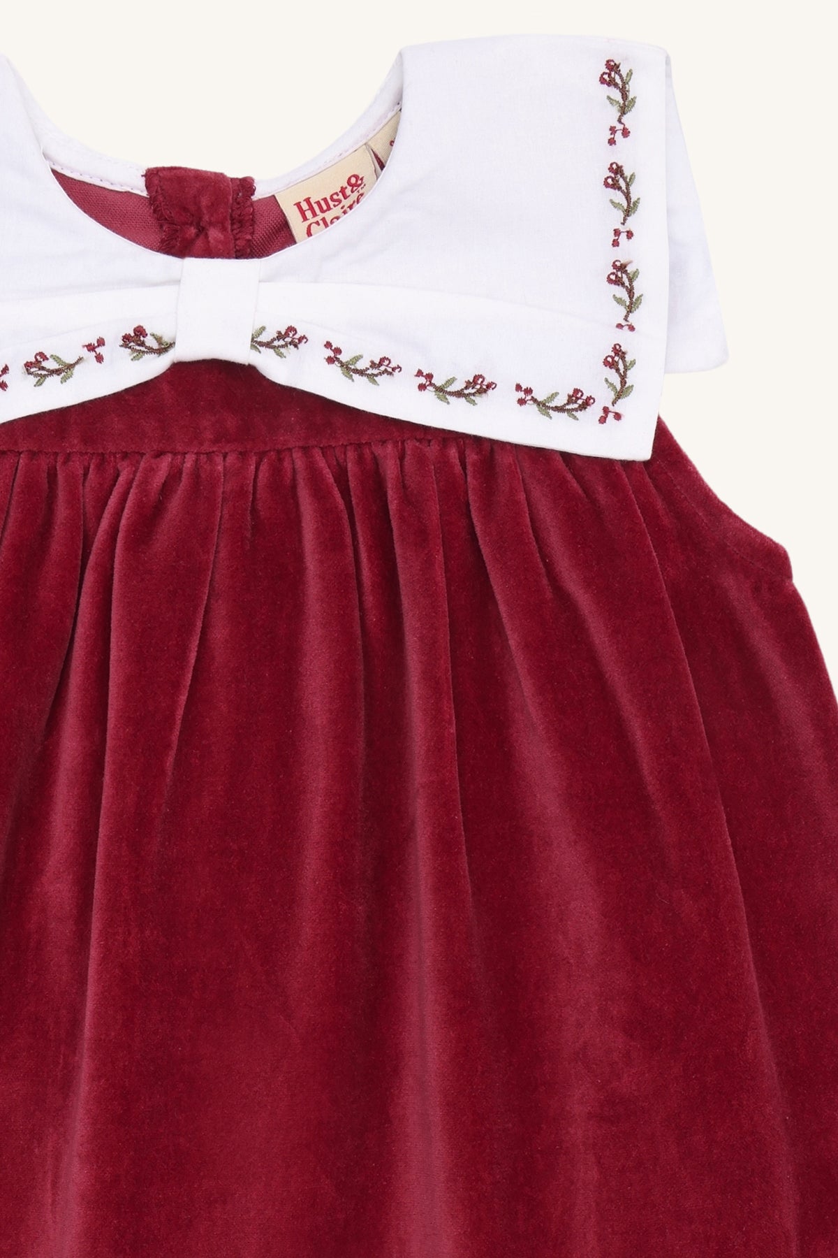 ❤️ Hust & Claire Katinka Collar – Betoverend bordeauxrood fluwelen feestjurkje met geborduurde kraag