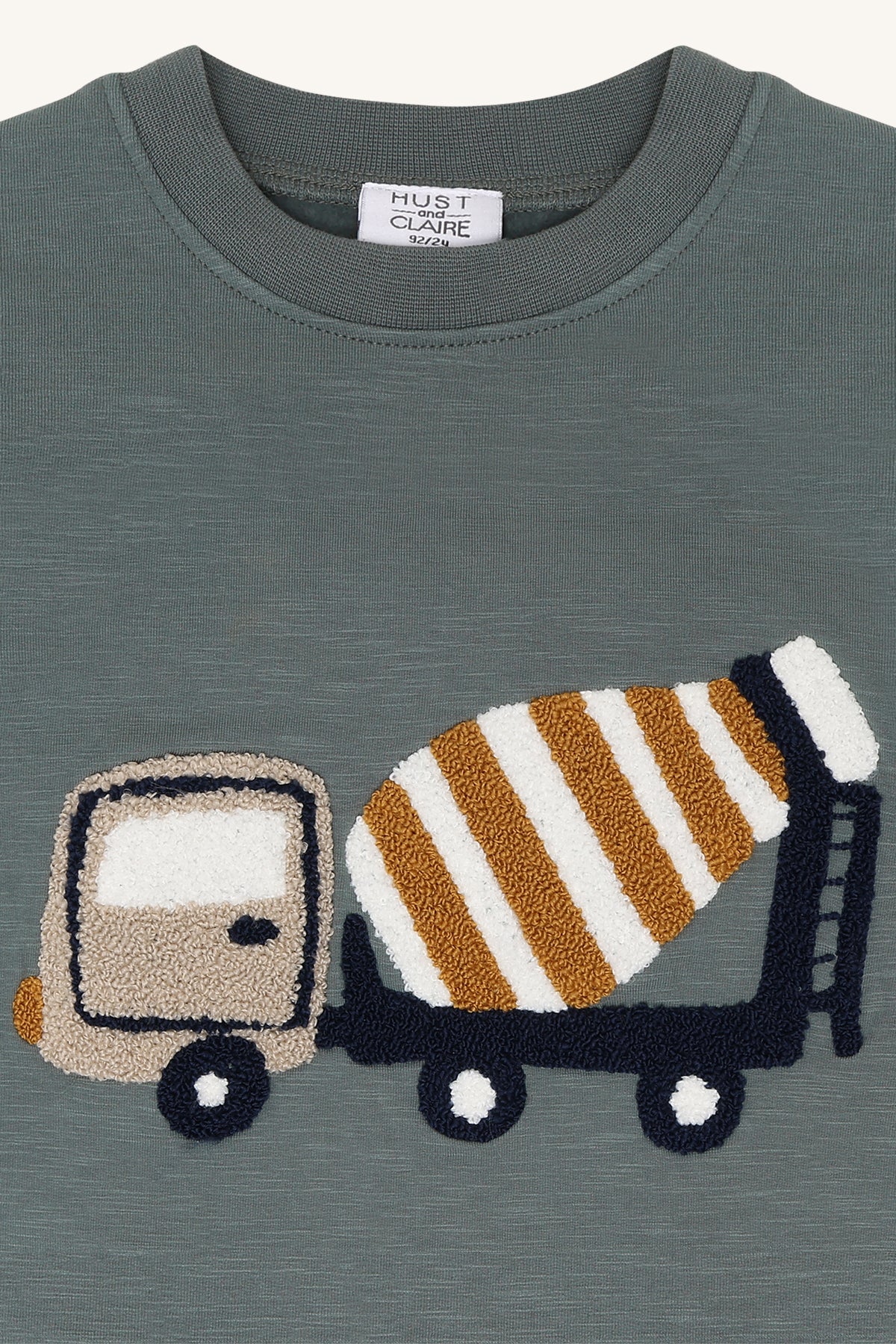 🚛 Hust & Claire Mixer Truck – Longsleeve met betonmixer in Balsam Green