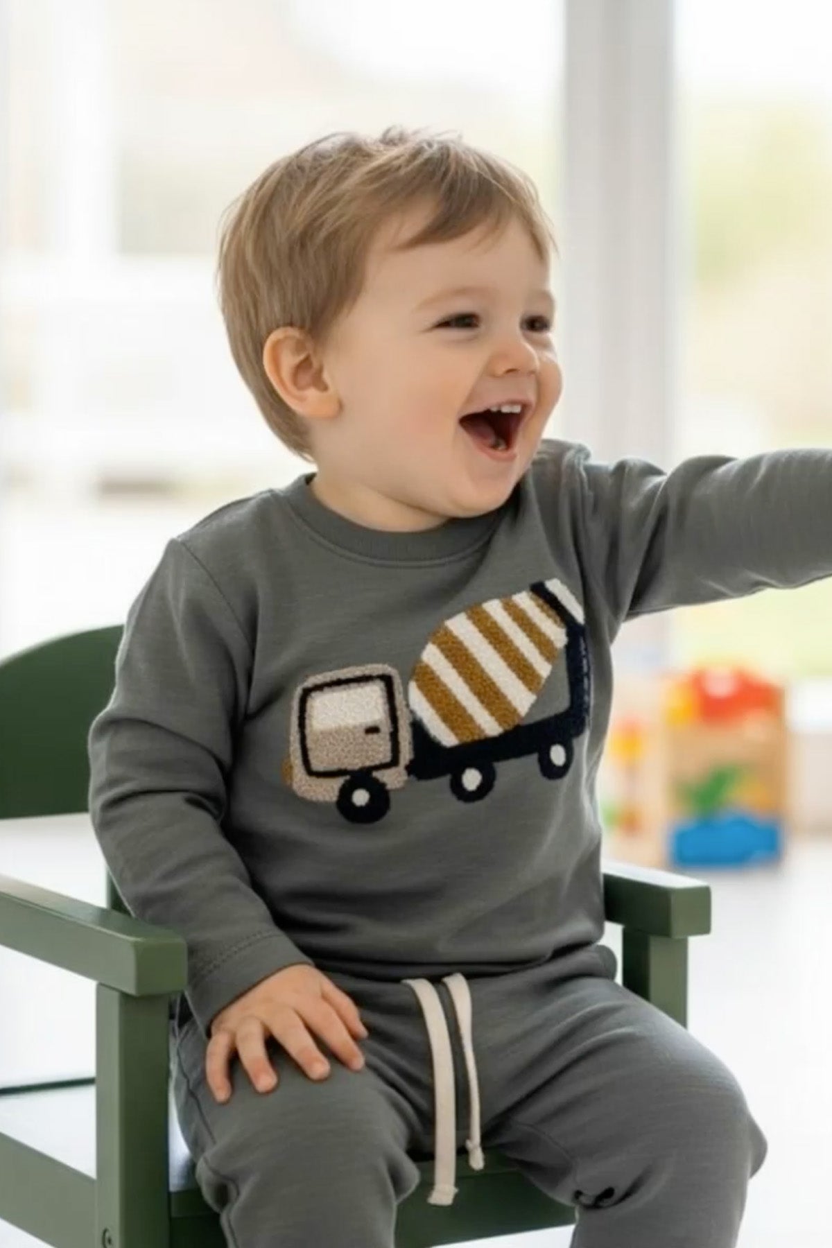 🚛 Hust & Claire Mixer Truck – Longsleeve met betonmixer in Balsam Green