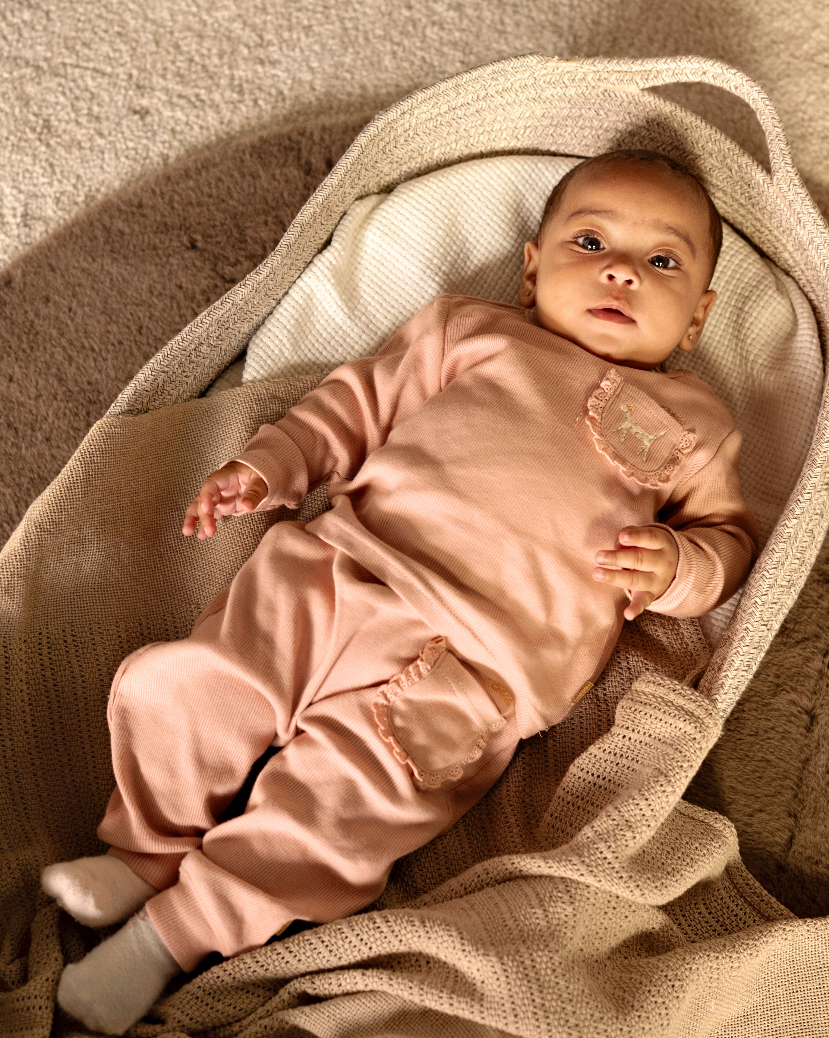 🌸 BESS Rib Longsleeve – Zachtroze met lief girafzakje