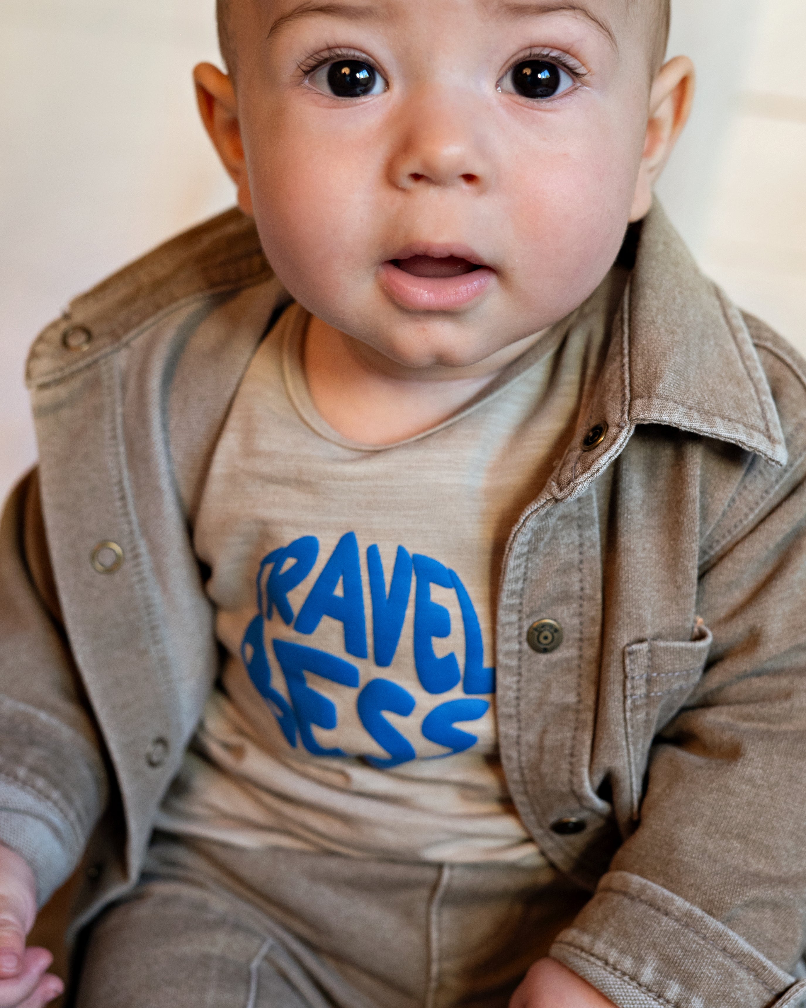 💙 BESS Baby Longsleeve Travel – Beige met stoere blauwe print