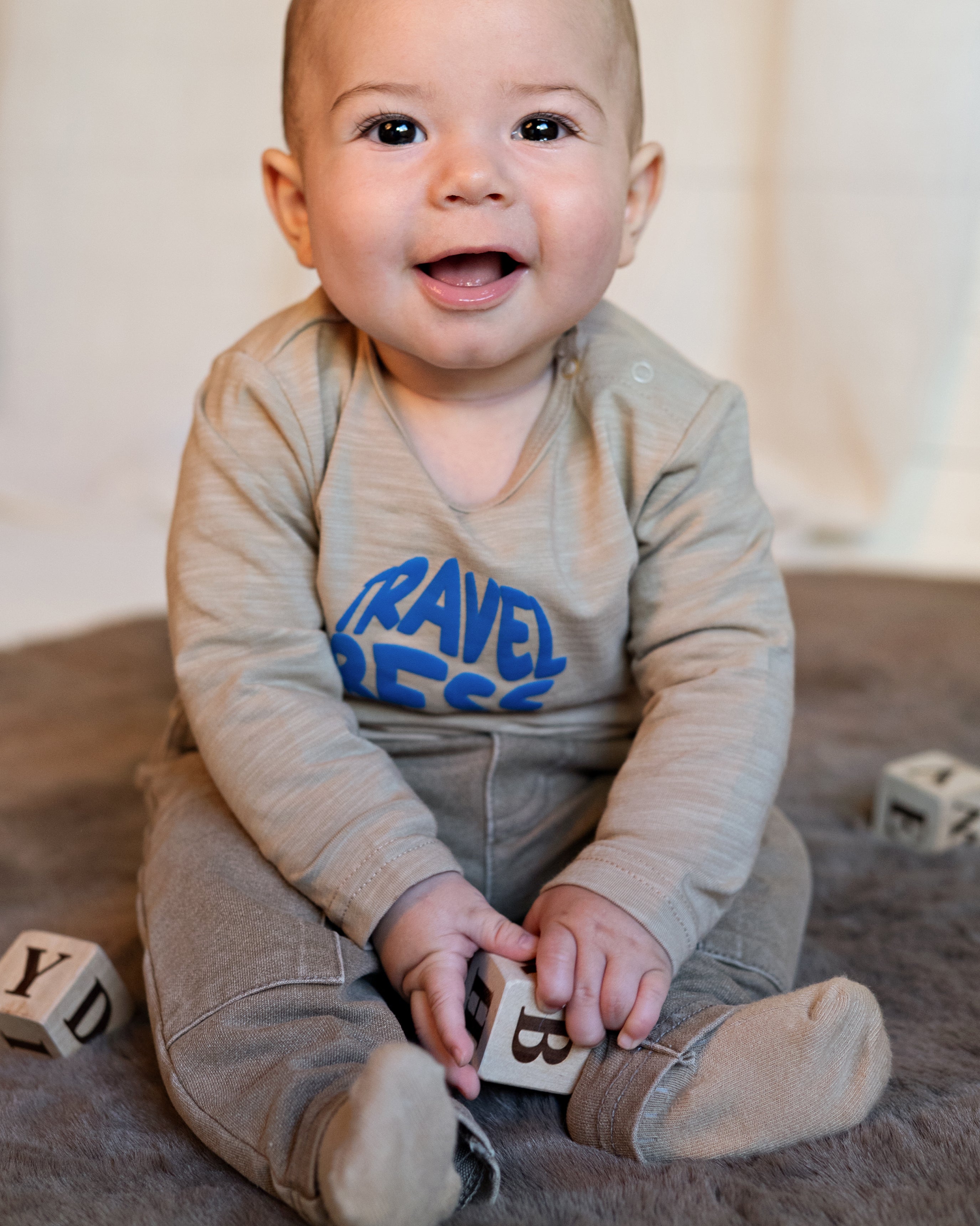 💙 BESS Baby Longsleeve Travel – Beige met stoere blauwe print