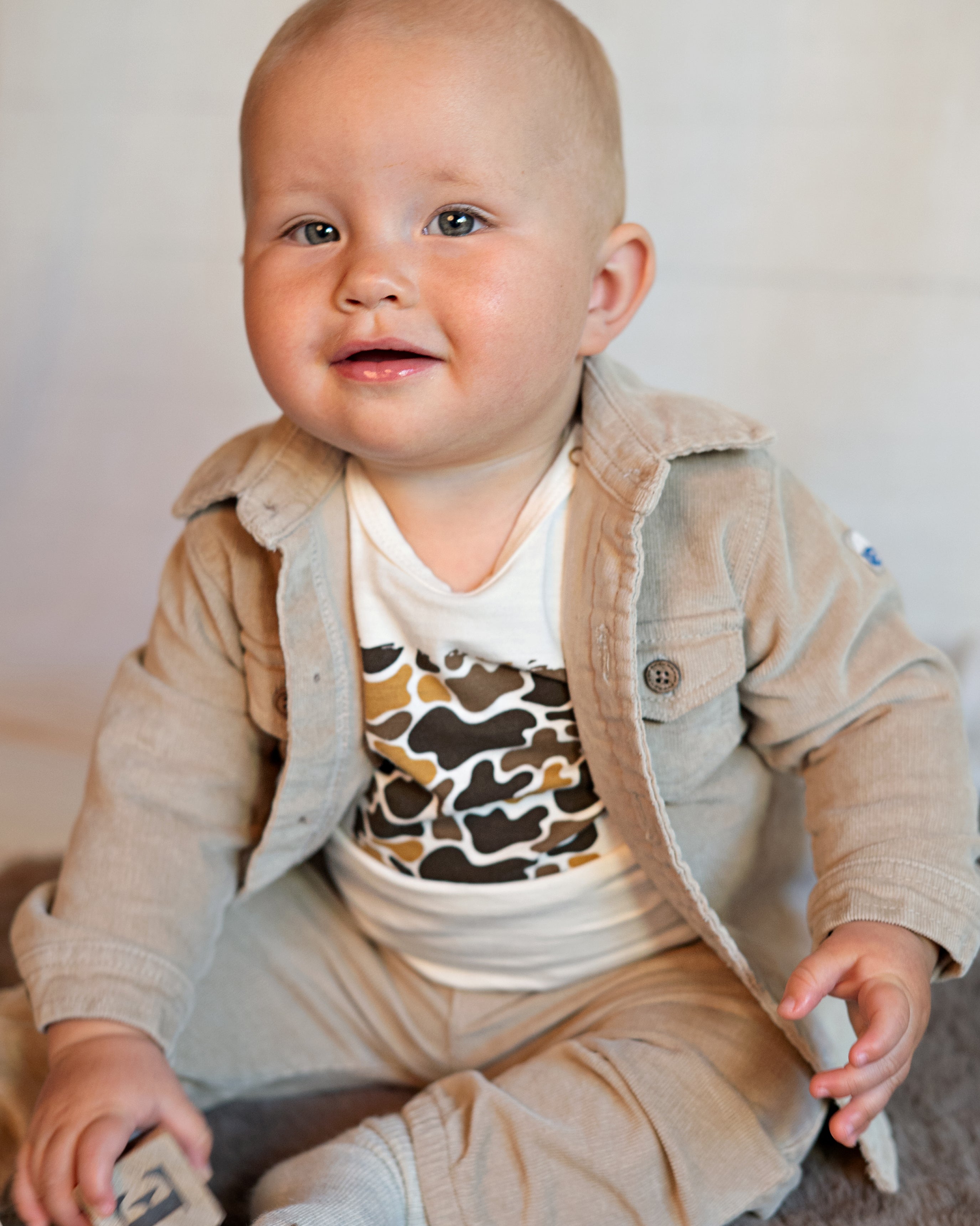 🦒 BESS Baby Longsleeve Wild – Ecru met stoere dierenprint