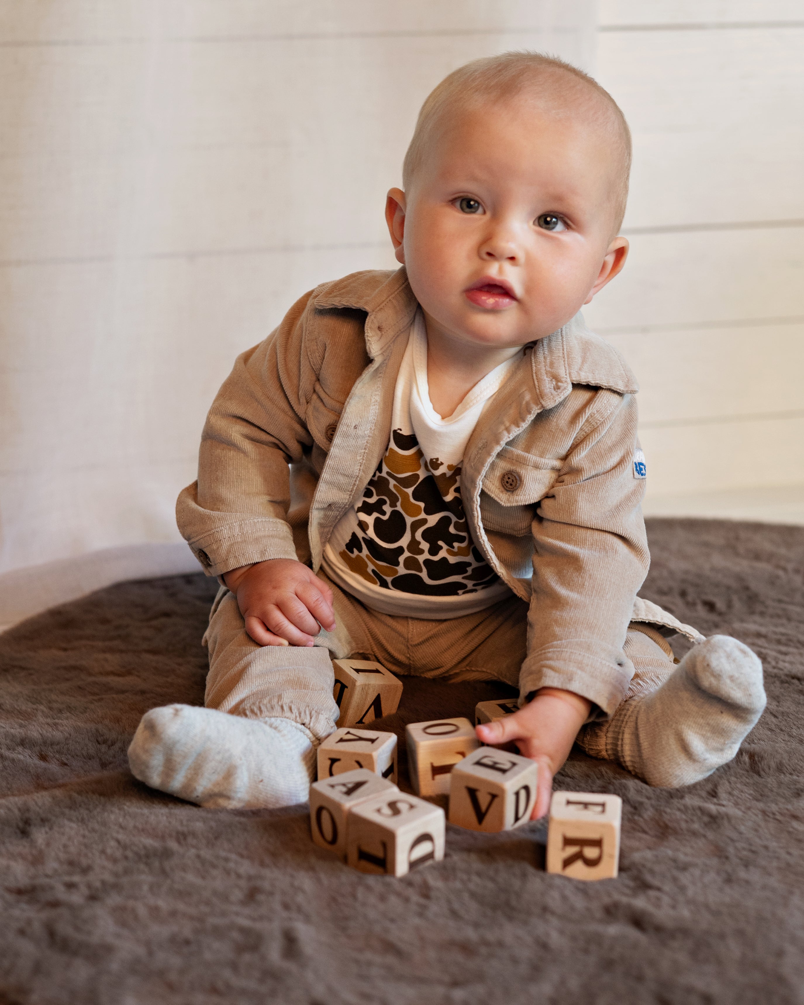 🦒 BESS Baby Longsleeve Wild – Ecru met stoere dierenprint