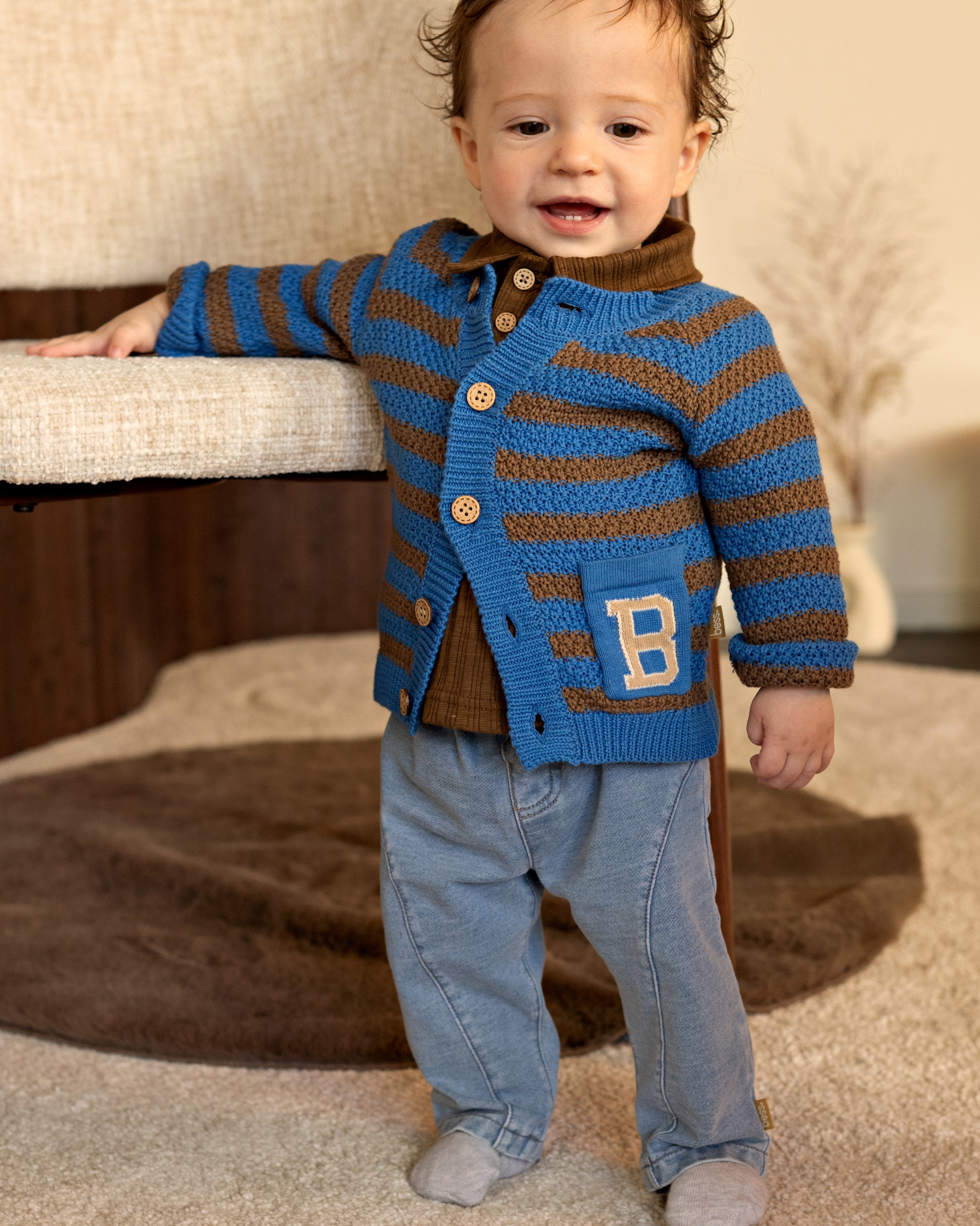 💙 BESS Baby Gebreid Vest College Blue – Stoere Strepen & B-detail