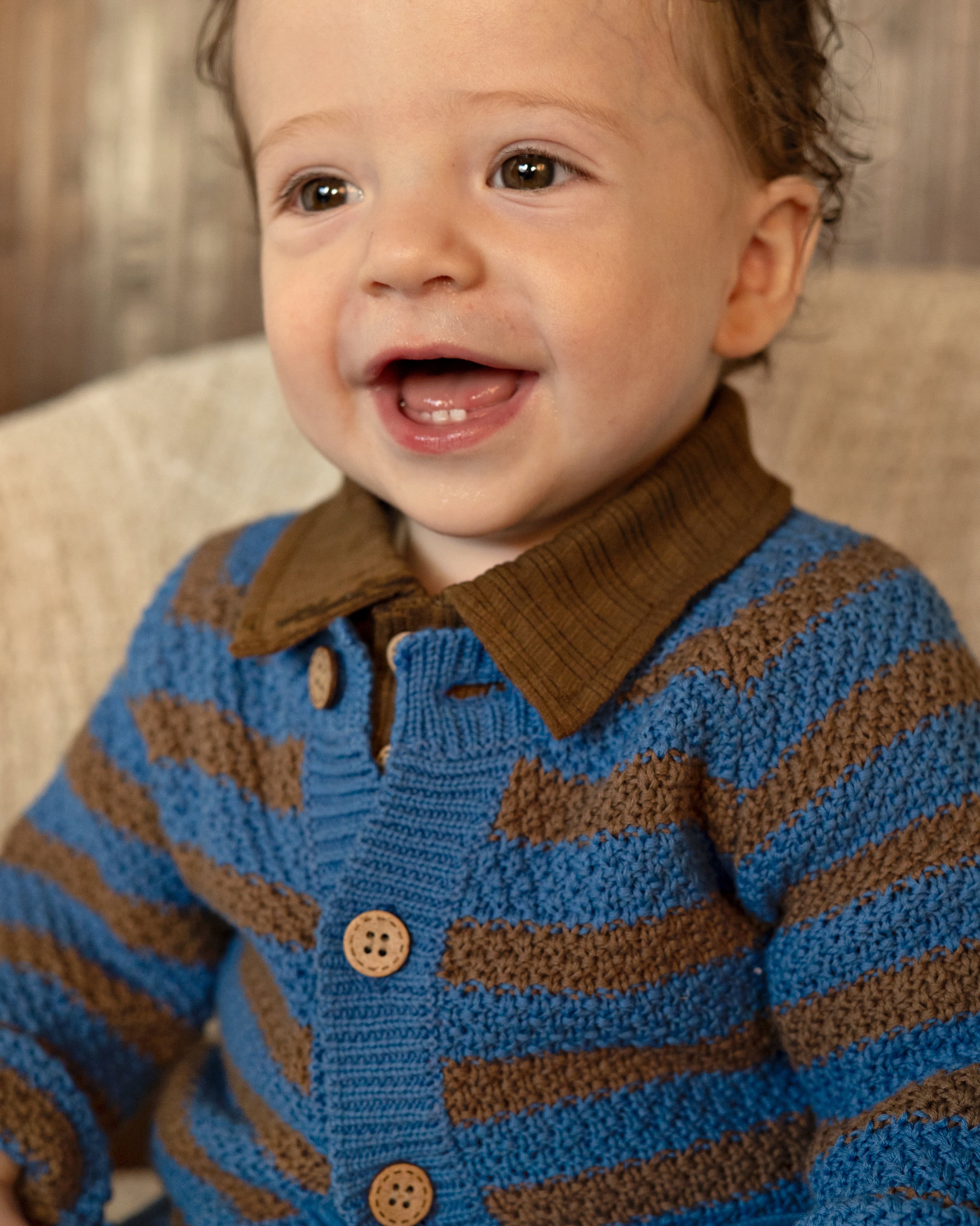 💙 BESS Baby Gebreid Vest College Blue – Stoere Strepen & B-detail