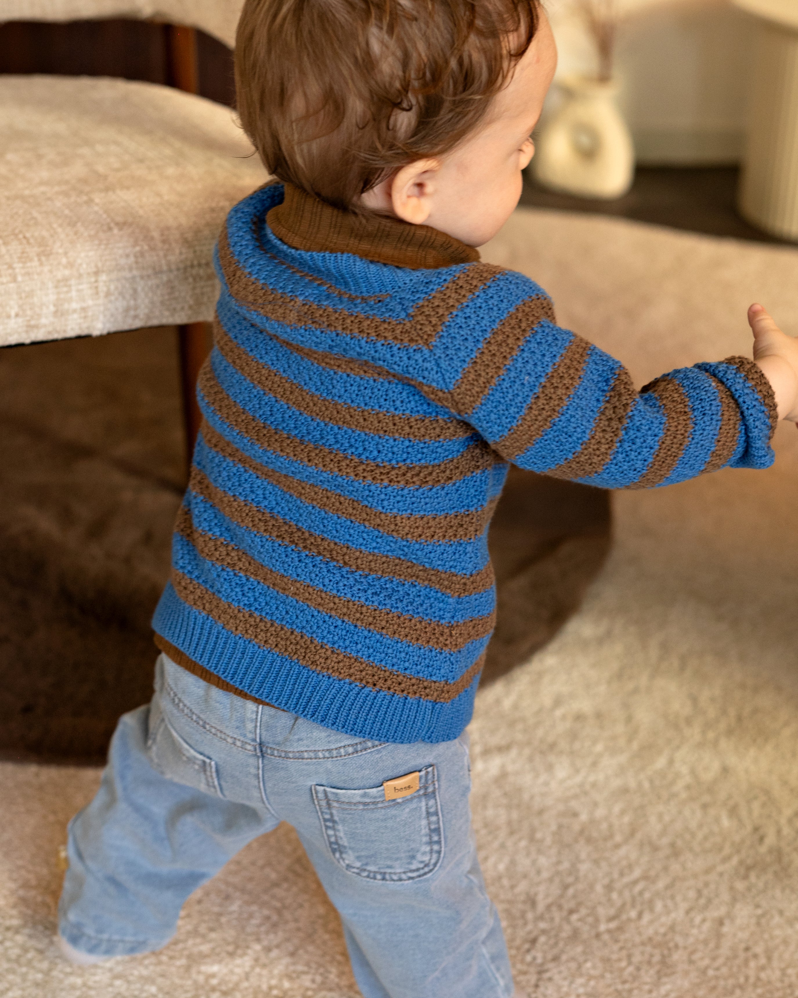 💙 BESS Baby Gebreid Vest College Blue – Stoere Strepen & B-detail