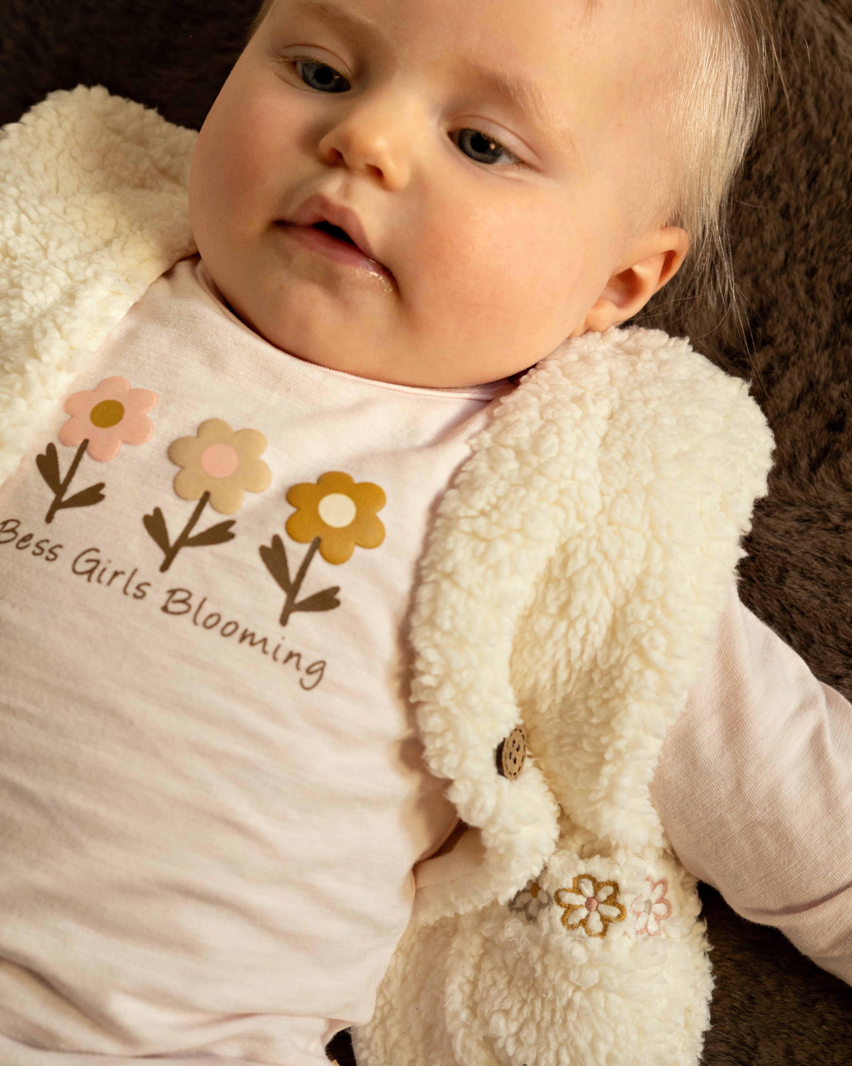🌸 BESS Baby Longsleeve Blooming Flowers – Zachtroze met Ruches