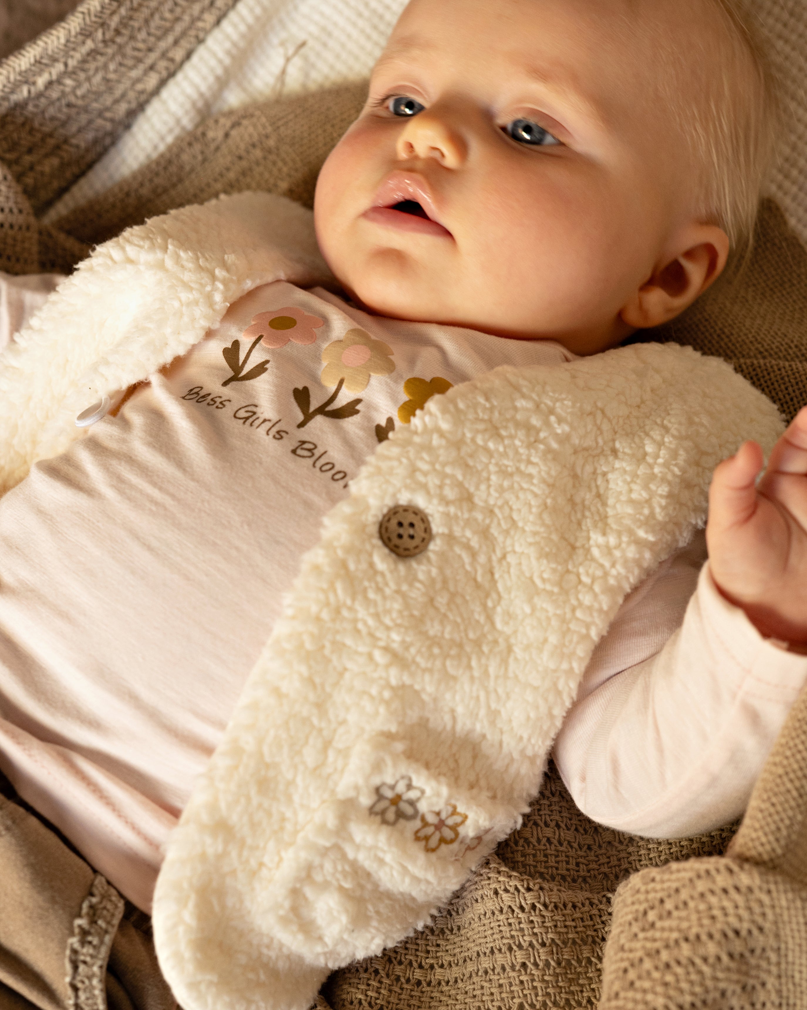 🌼 BESS Baby Teddy Gilet Blooming – Ecru met Bloemetjes