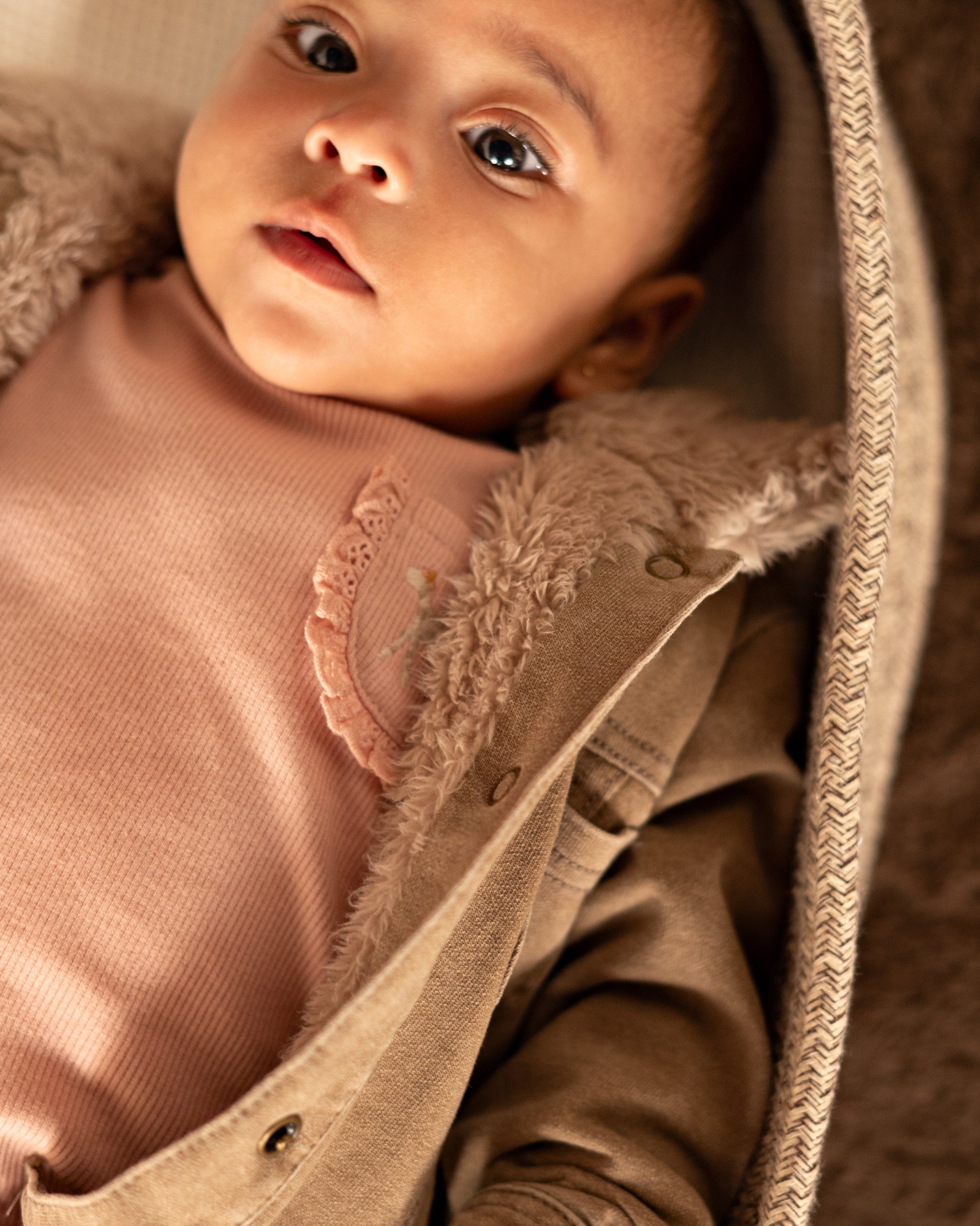 🤎 BESS Meisjesjasje Taupe met Teddy Kraag – Cozy Flower