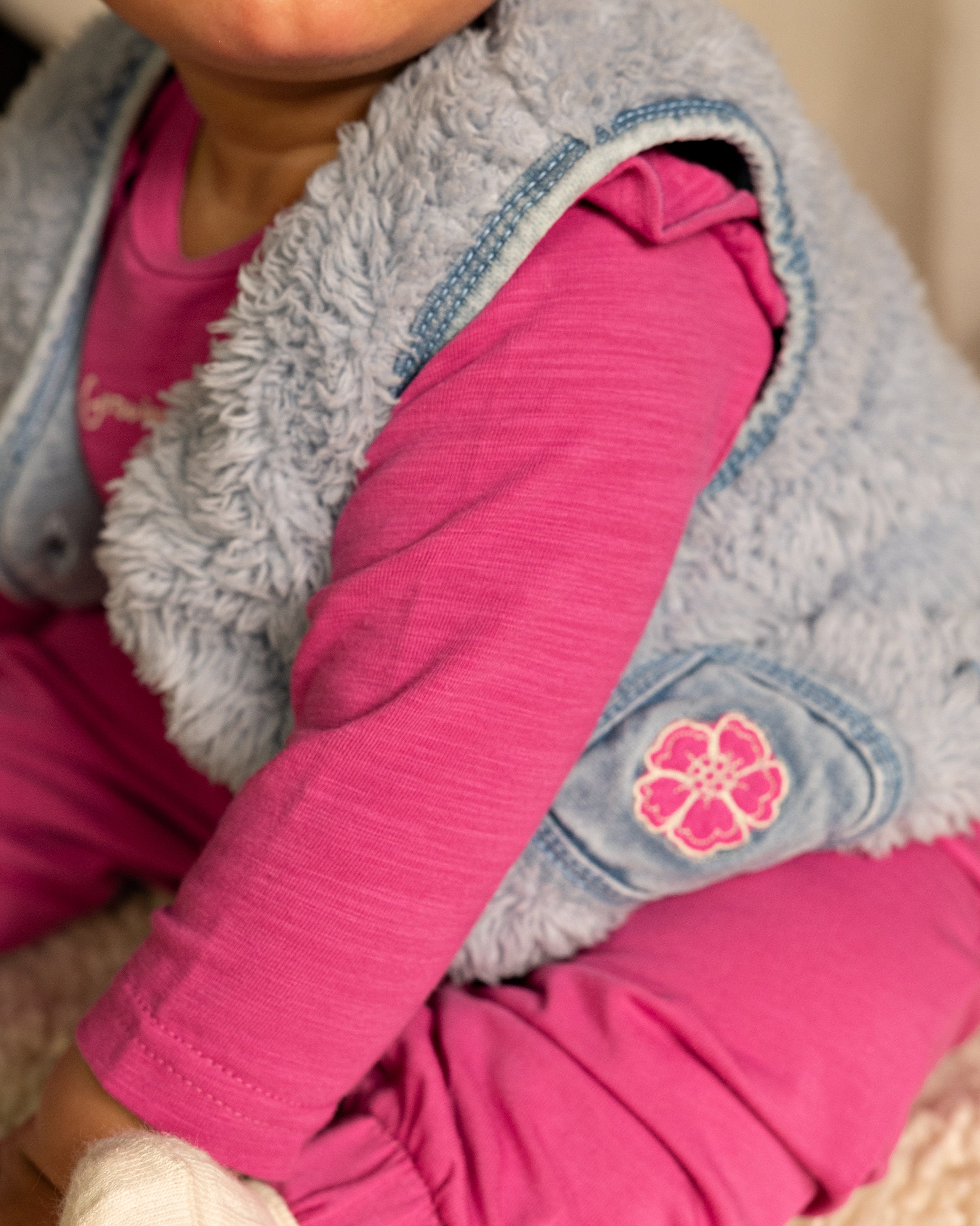 BESS fluffy babygilet Alice – Soft Blue