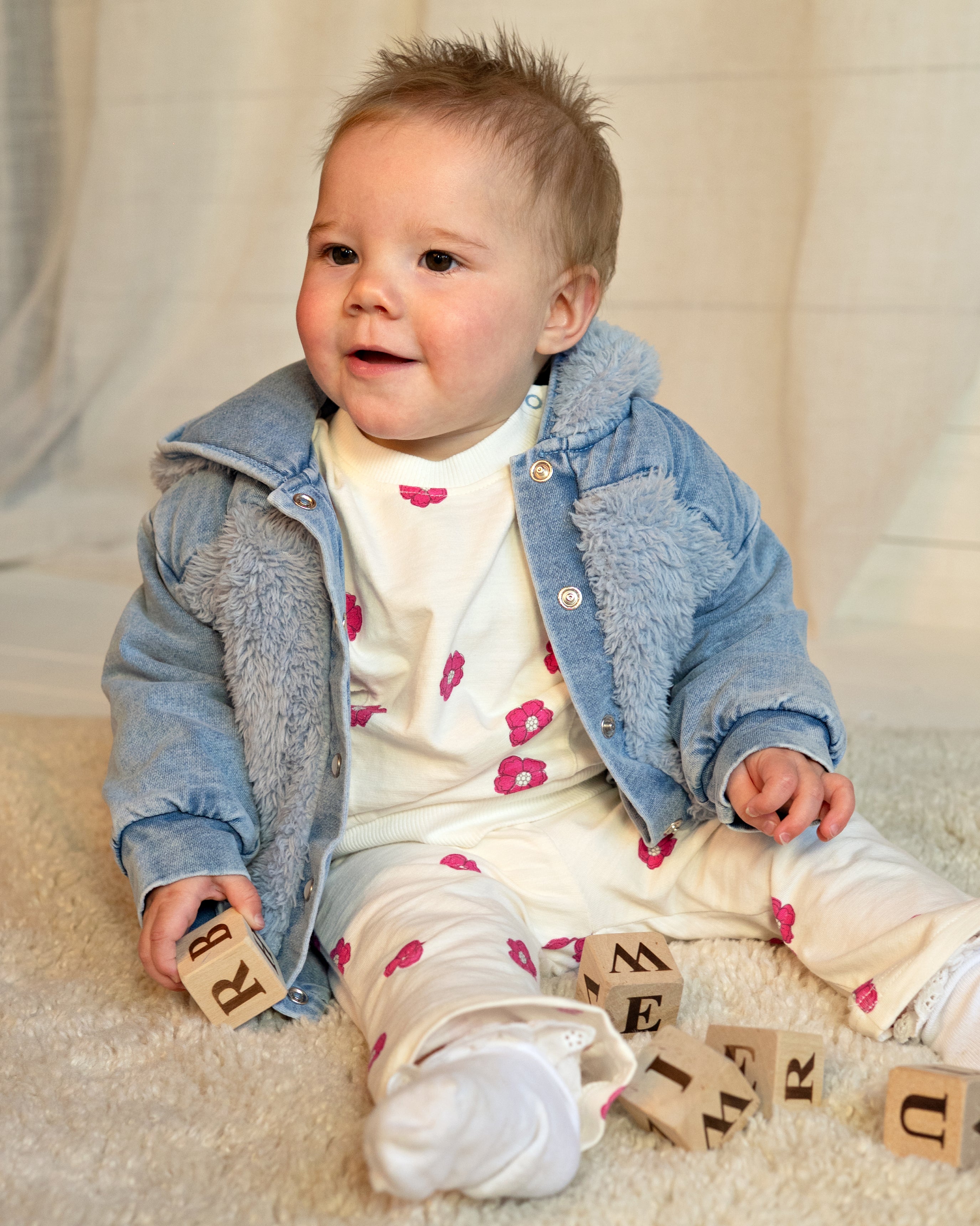 BESS fluffy babyjasje Alina – Soft Blue