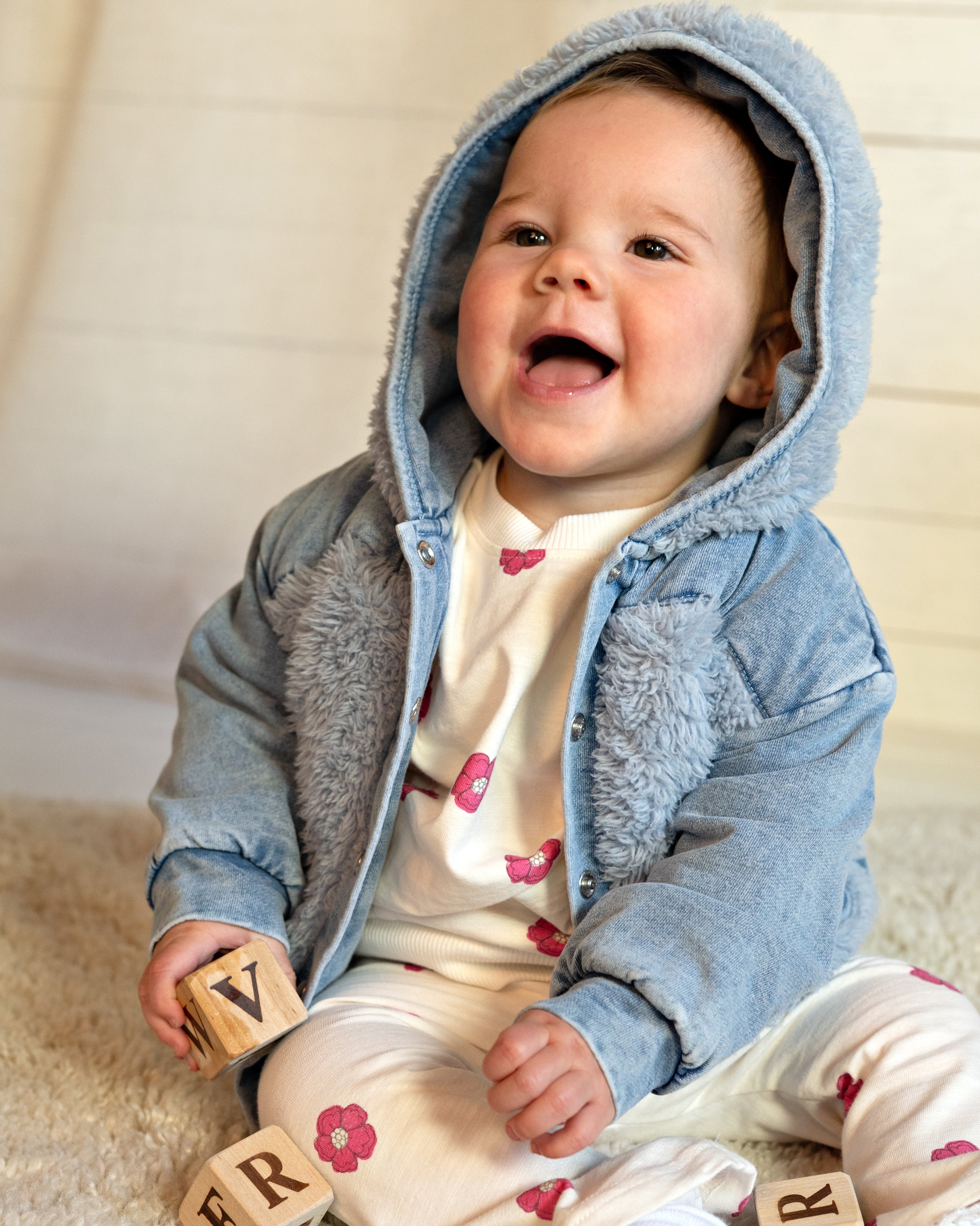 BESS fluffy babyjasje Alina – Soft Blue