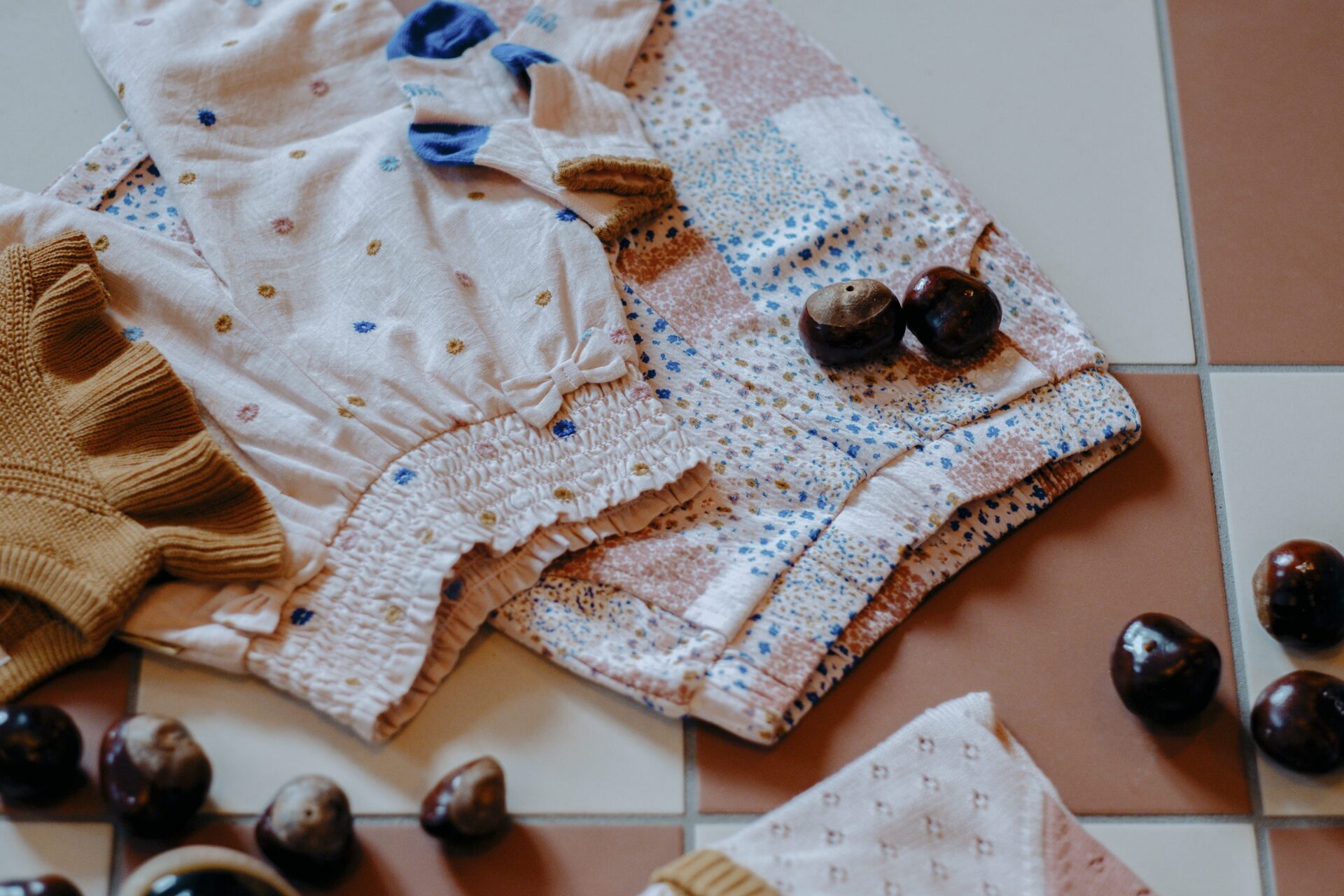 Zachte katoenen broek met geborduurde bloemen